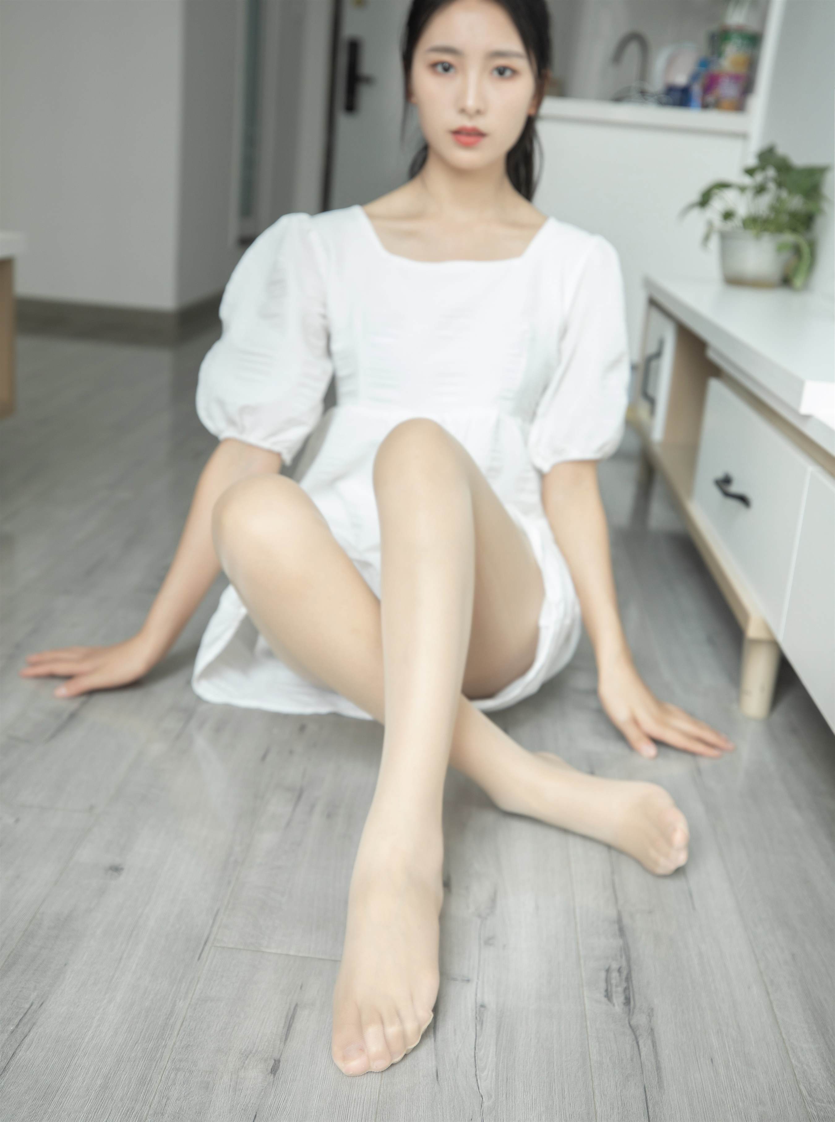 《连衣裙の肉丝脚丫》作品图