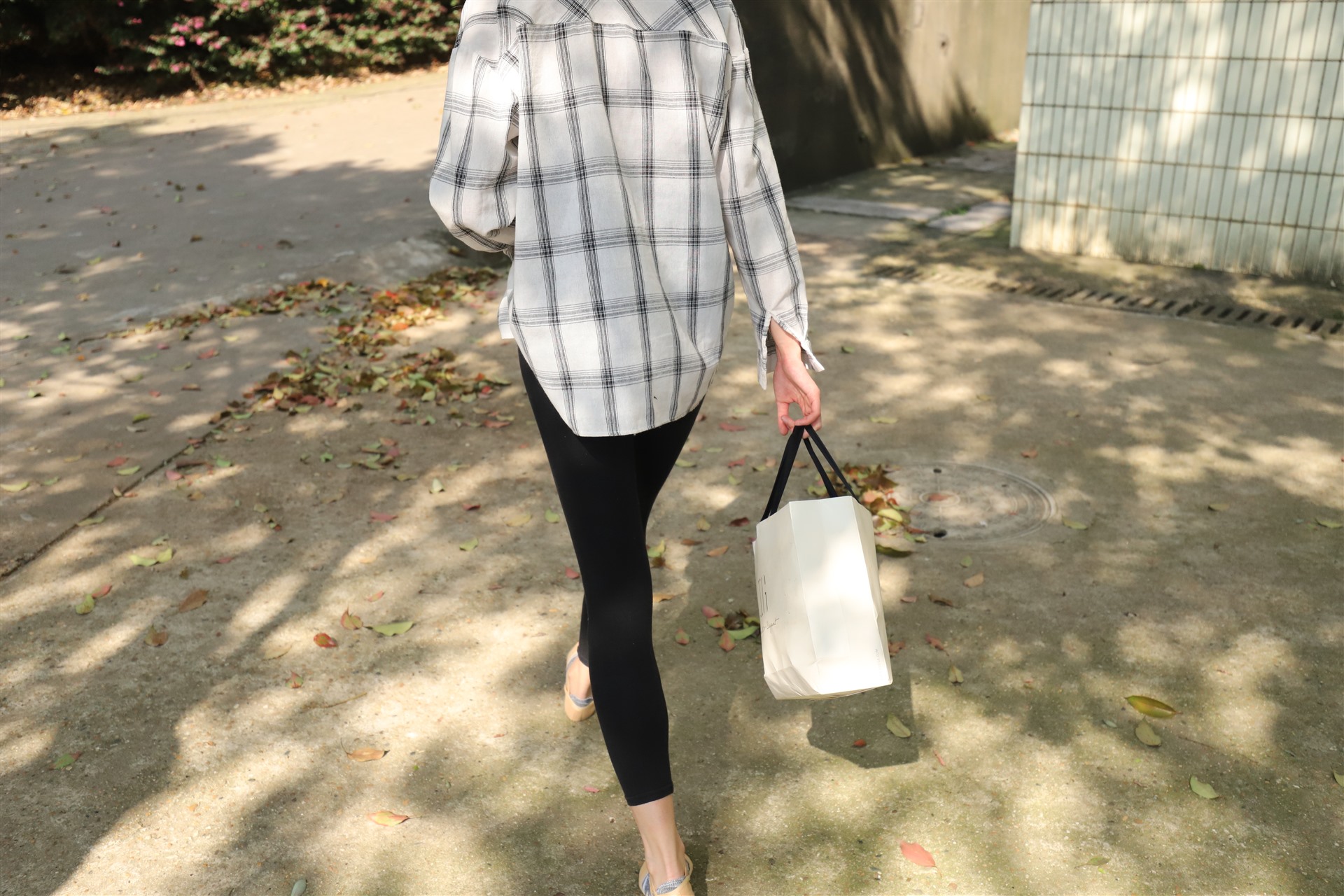 《舞后学妹吊带棉袜脚丫》作品图