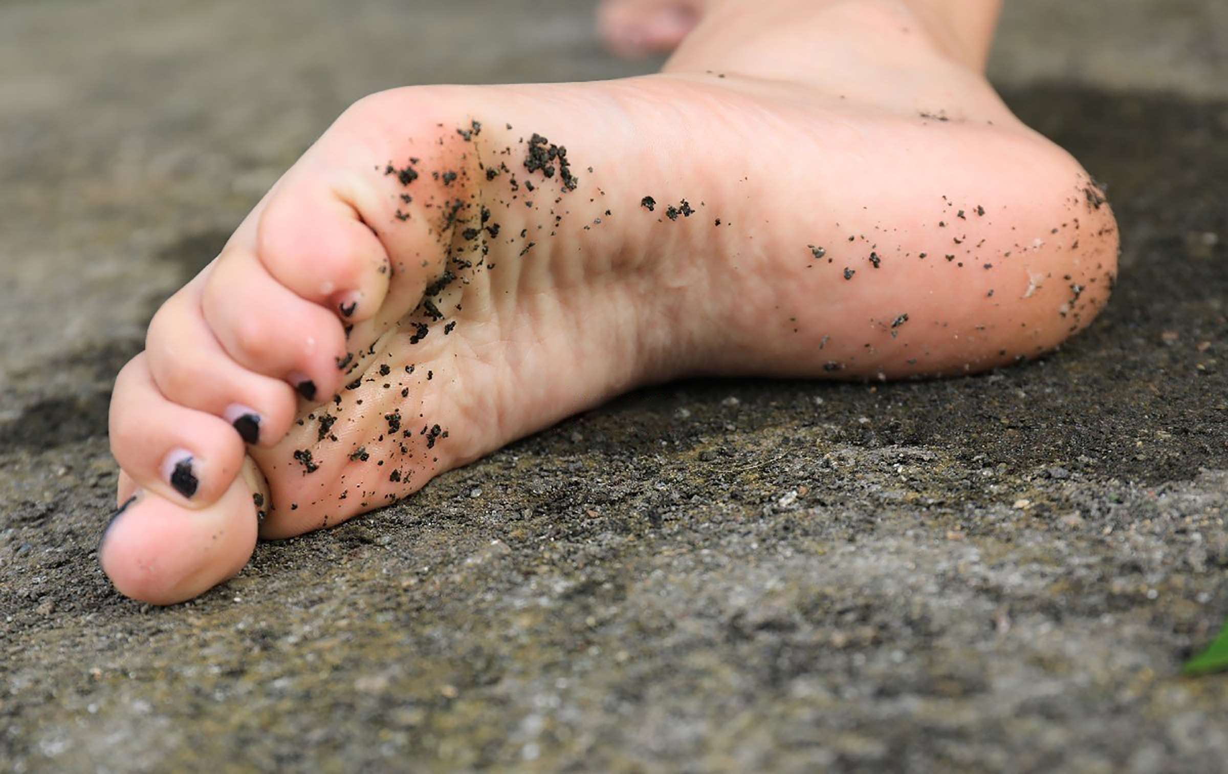 《小女孩踩脏棉袜》作品图