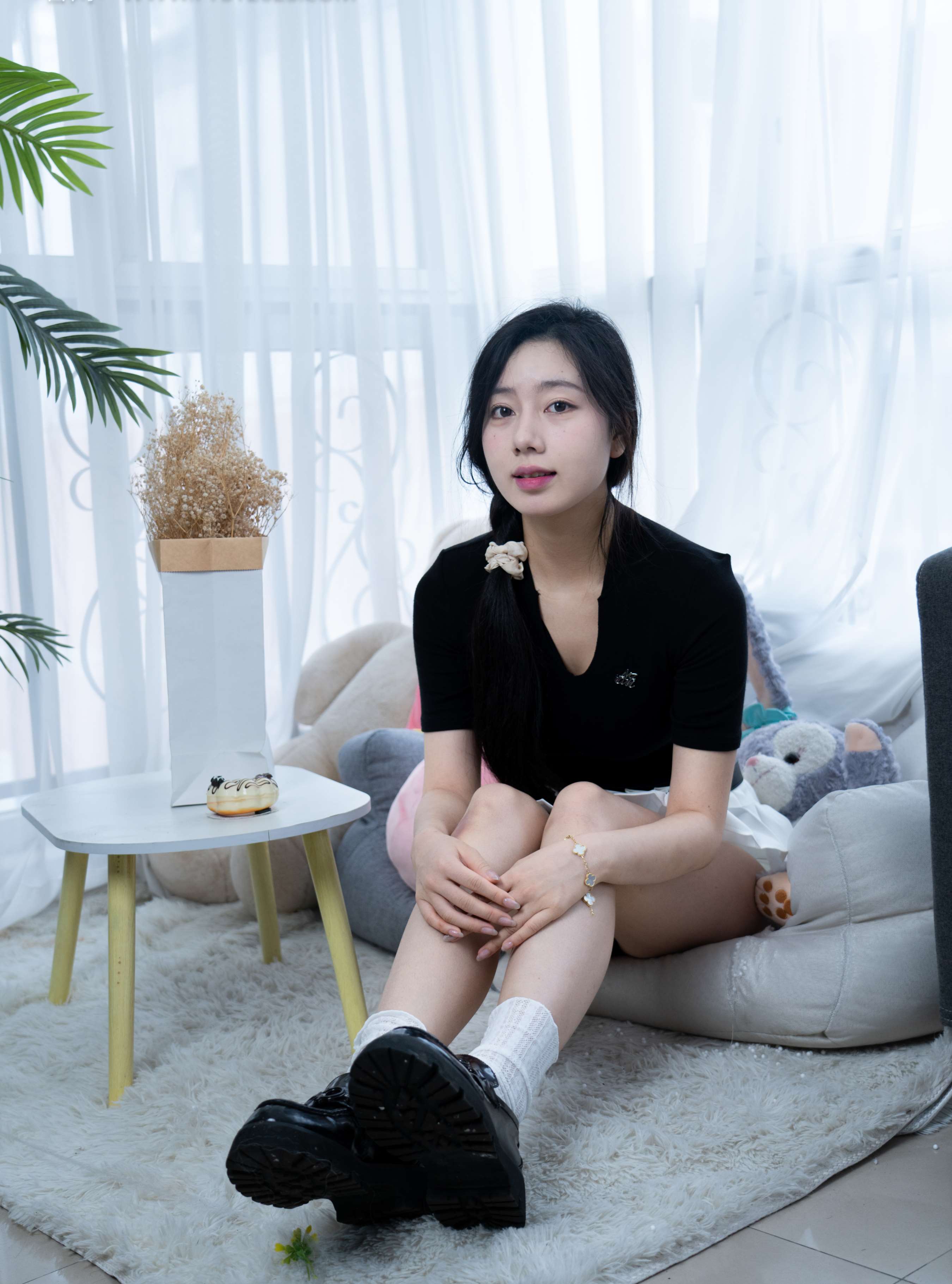 《鱼鱼-皮鞋白棉袜の裸足》作品图