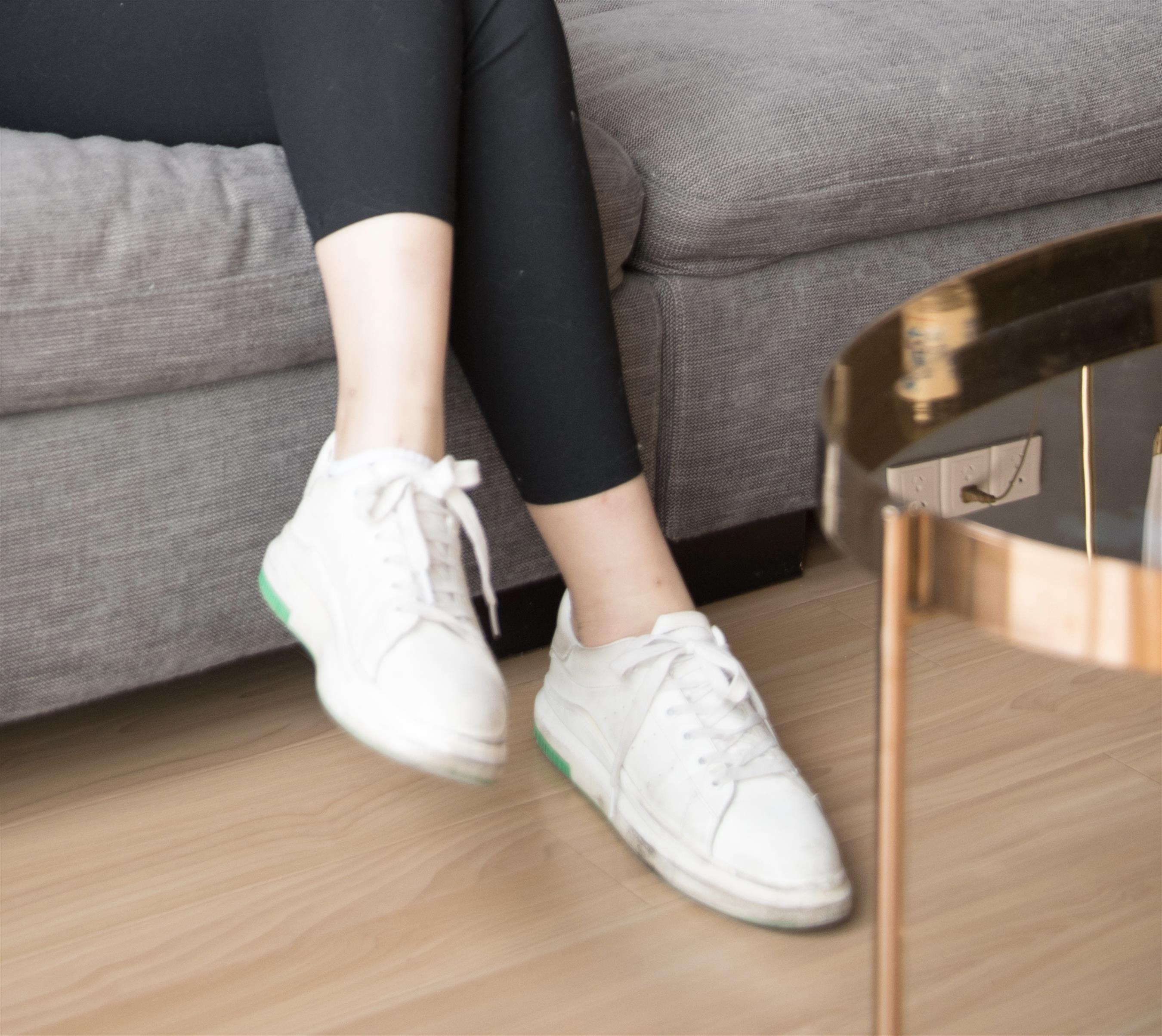 《小姐姐板鞋の船袜脚丫+视频2个》作品图