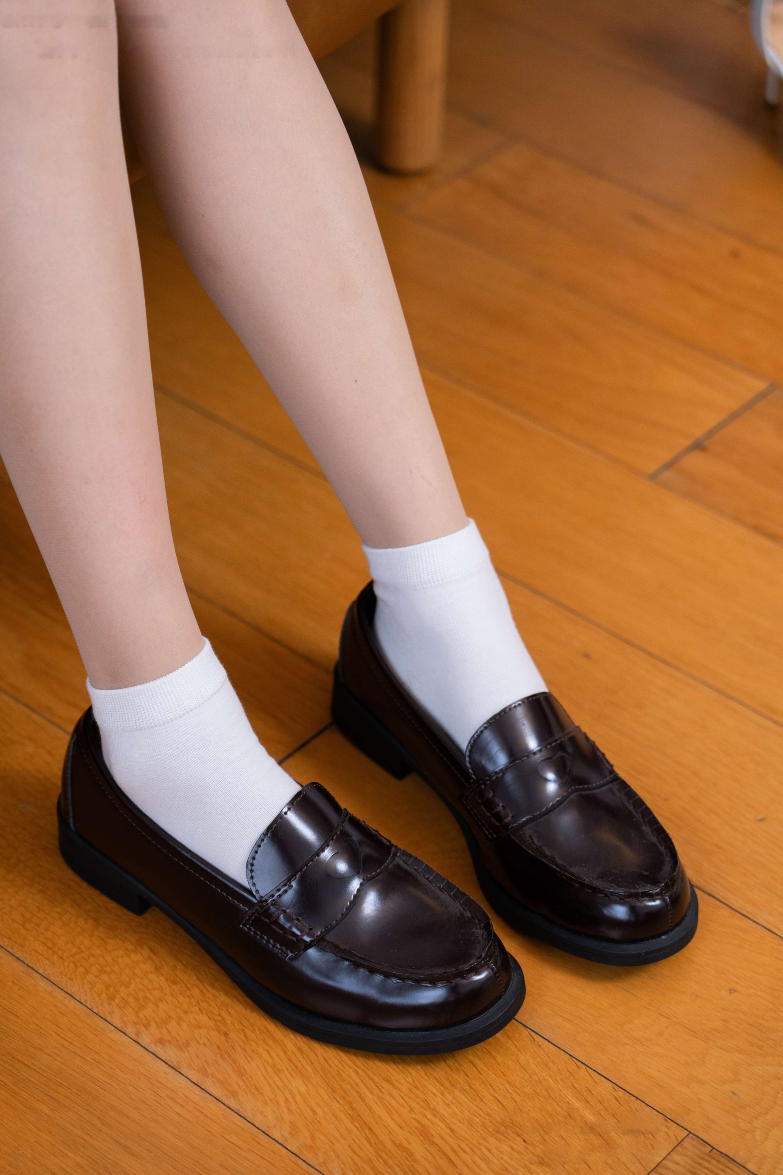 《澜澜-皮鞋、凉鞋、白棉袜、黑棉袜、肉丝》作品图