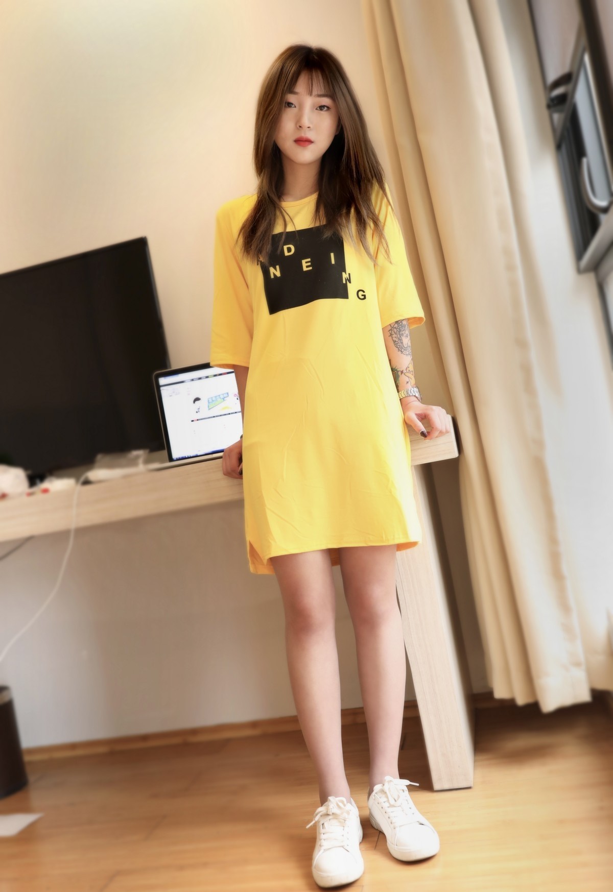 《纹身小姐姐板鞋丝袜脚丫》作品图