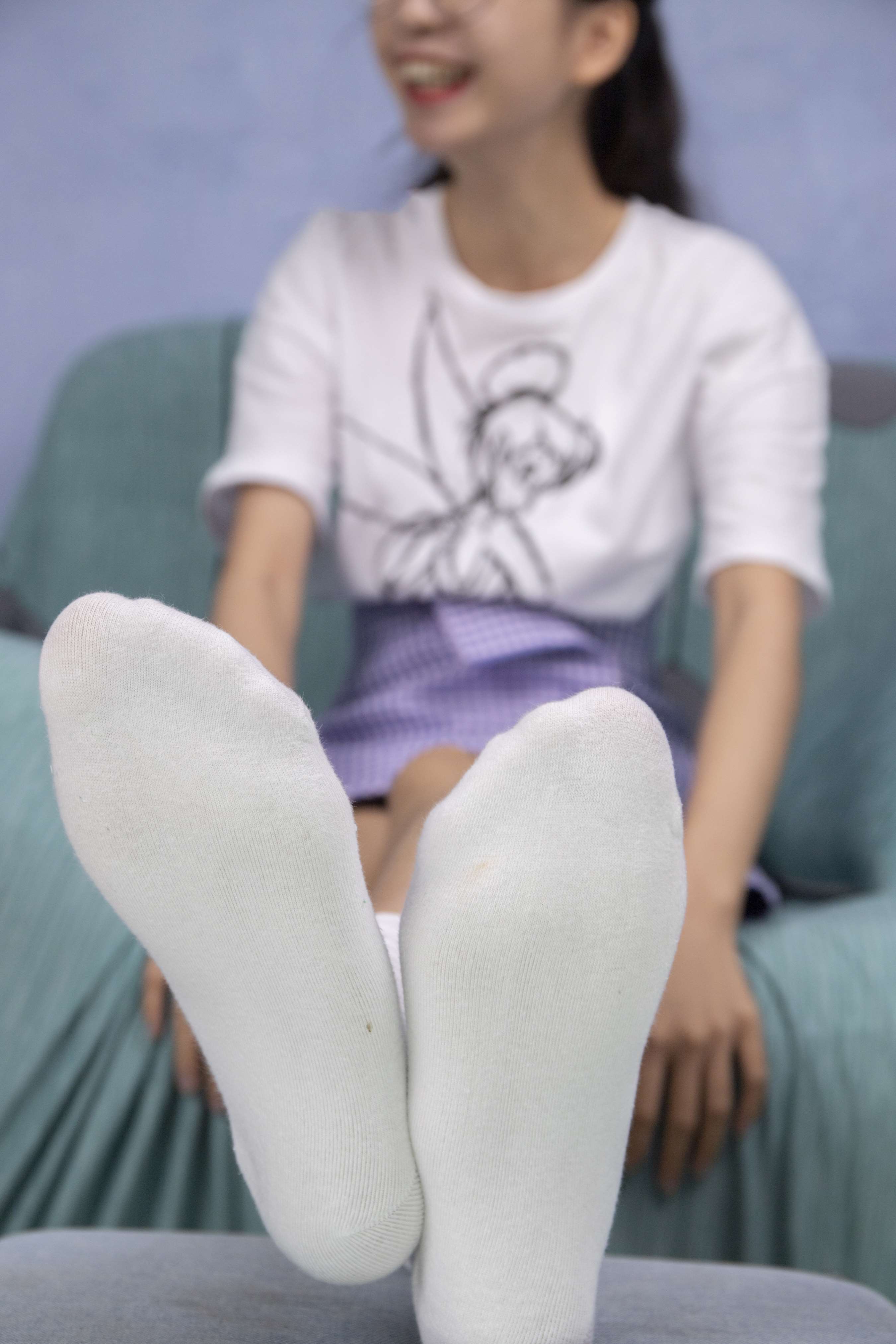 《婵婵脱掉鞋子棉袜秀性感原味美脚量脚》作品图