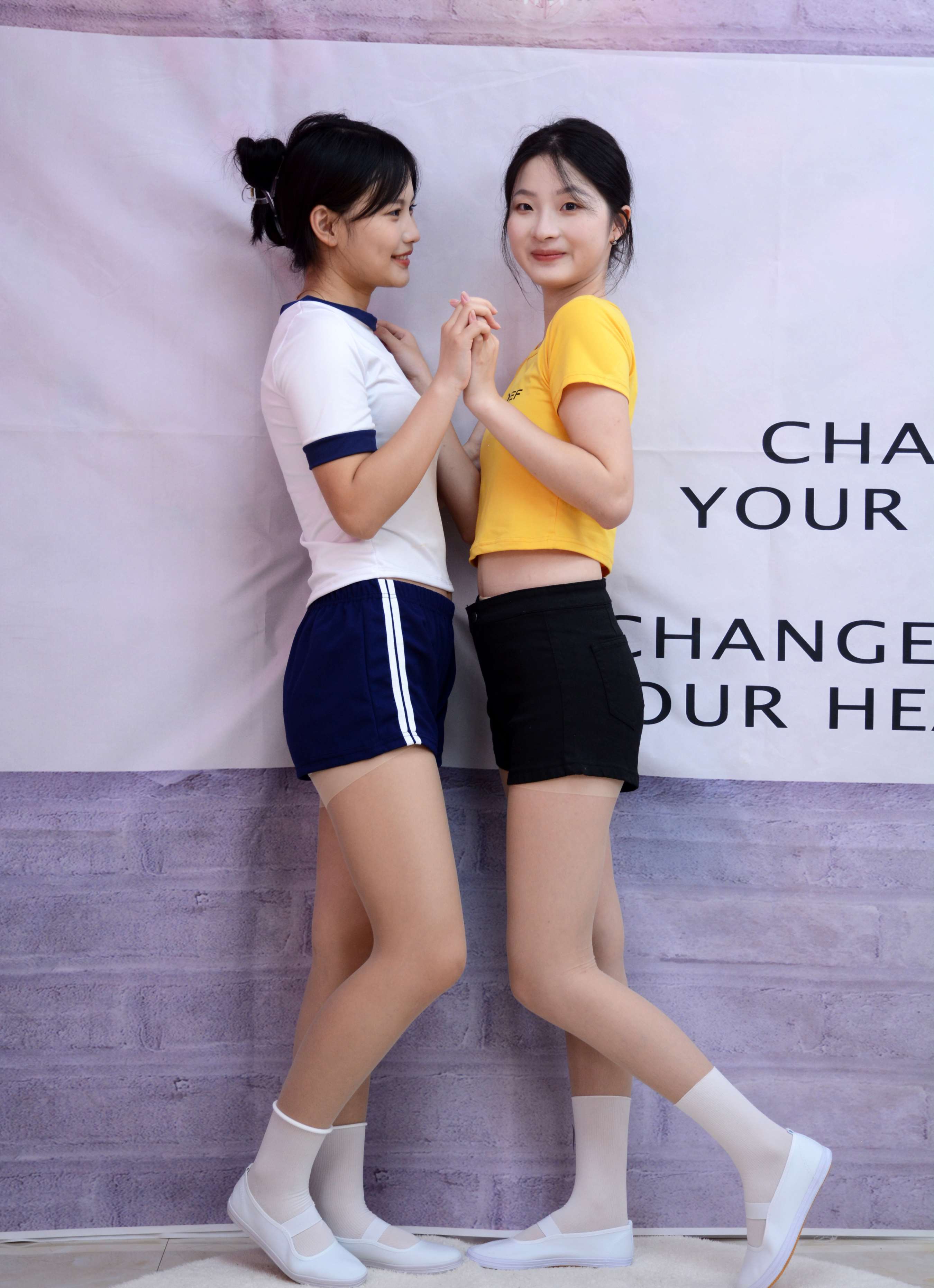 《安妮、幺幺 姐妹合影》作品图