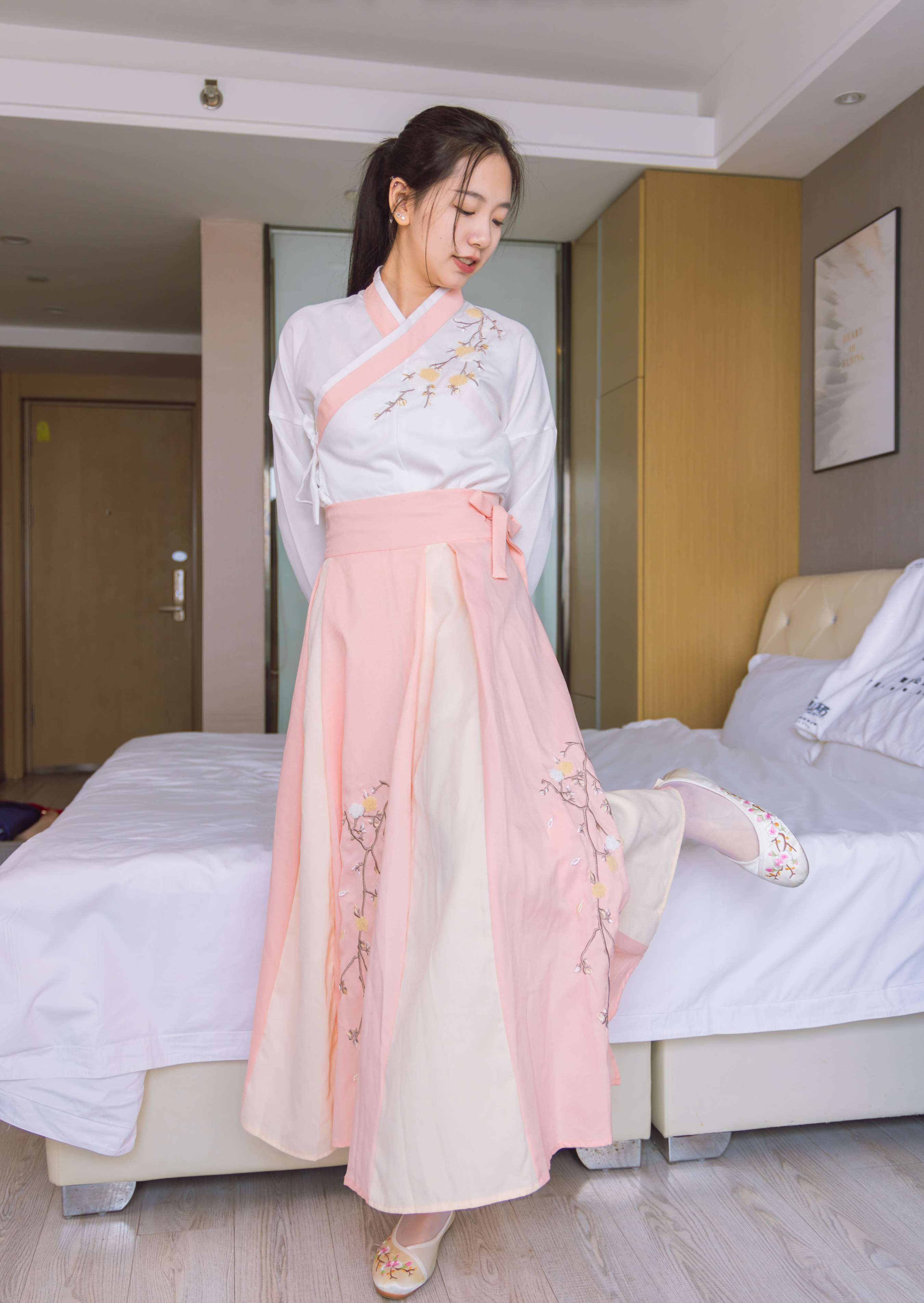 《小甜豆-古装布鞋白丝の裸足》作品图