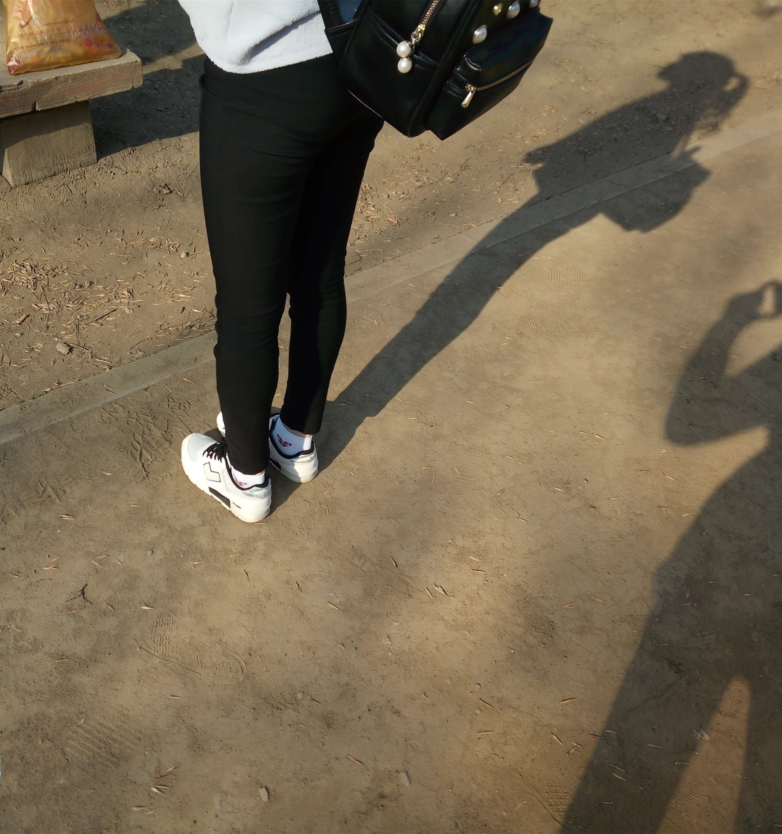 《白色运动鞋妹子带了许多袜子》作品图