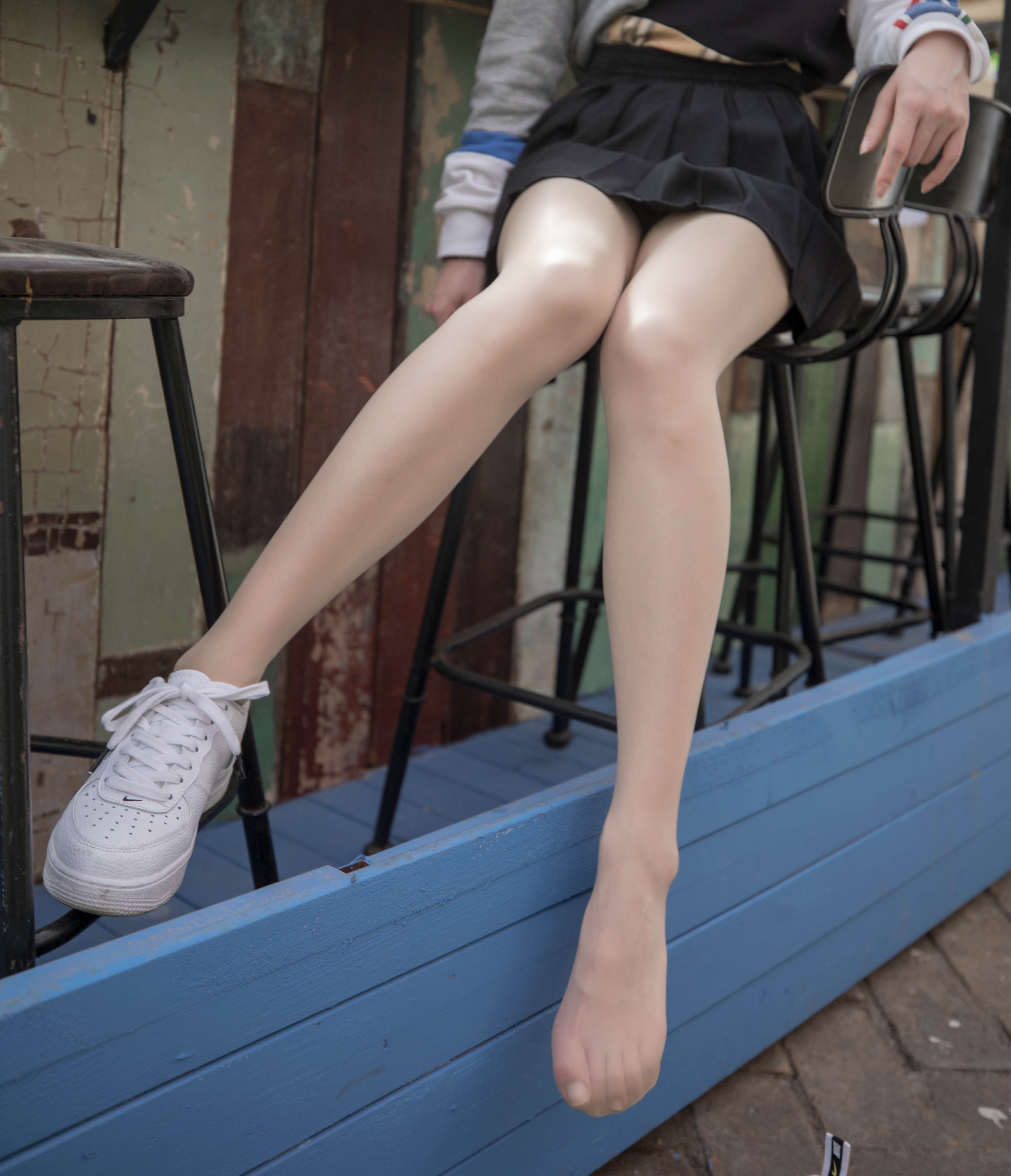 《街拍板鞋の丝脚丫【花絮1个网盘下载】》作品图