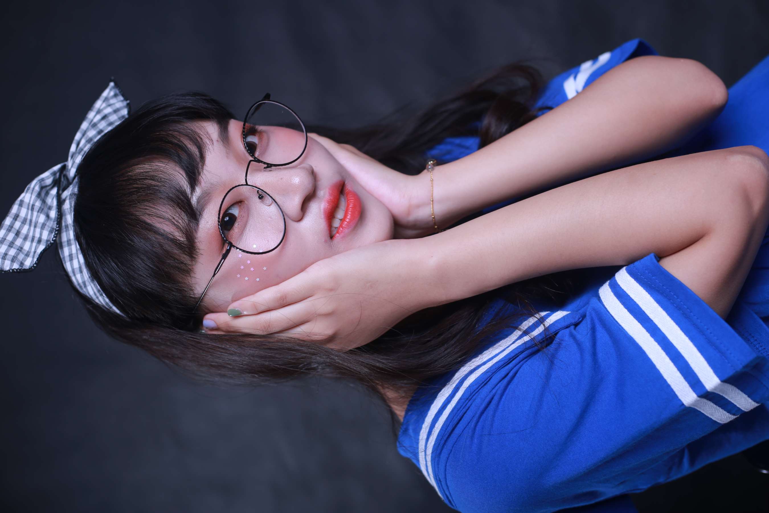 《清纯带点骚的眼镜学妹 从高中到大学的美脚船袜丝袜》作品图