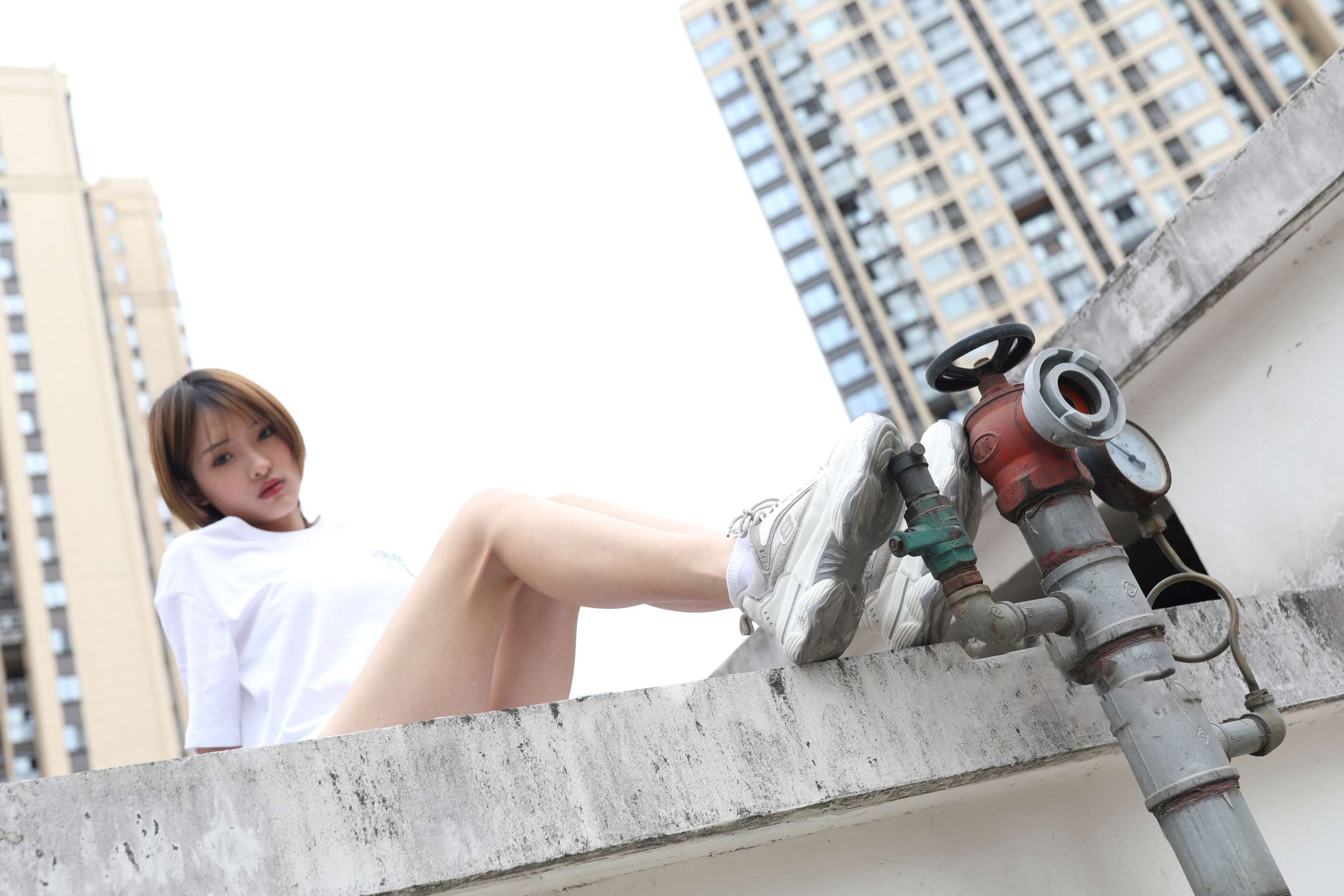 《茜茜脏棉袜の裸足》作品图