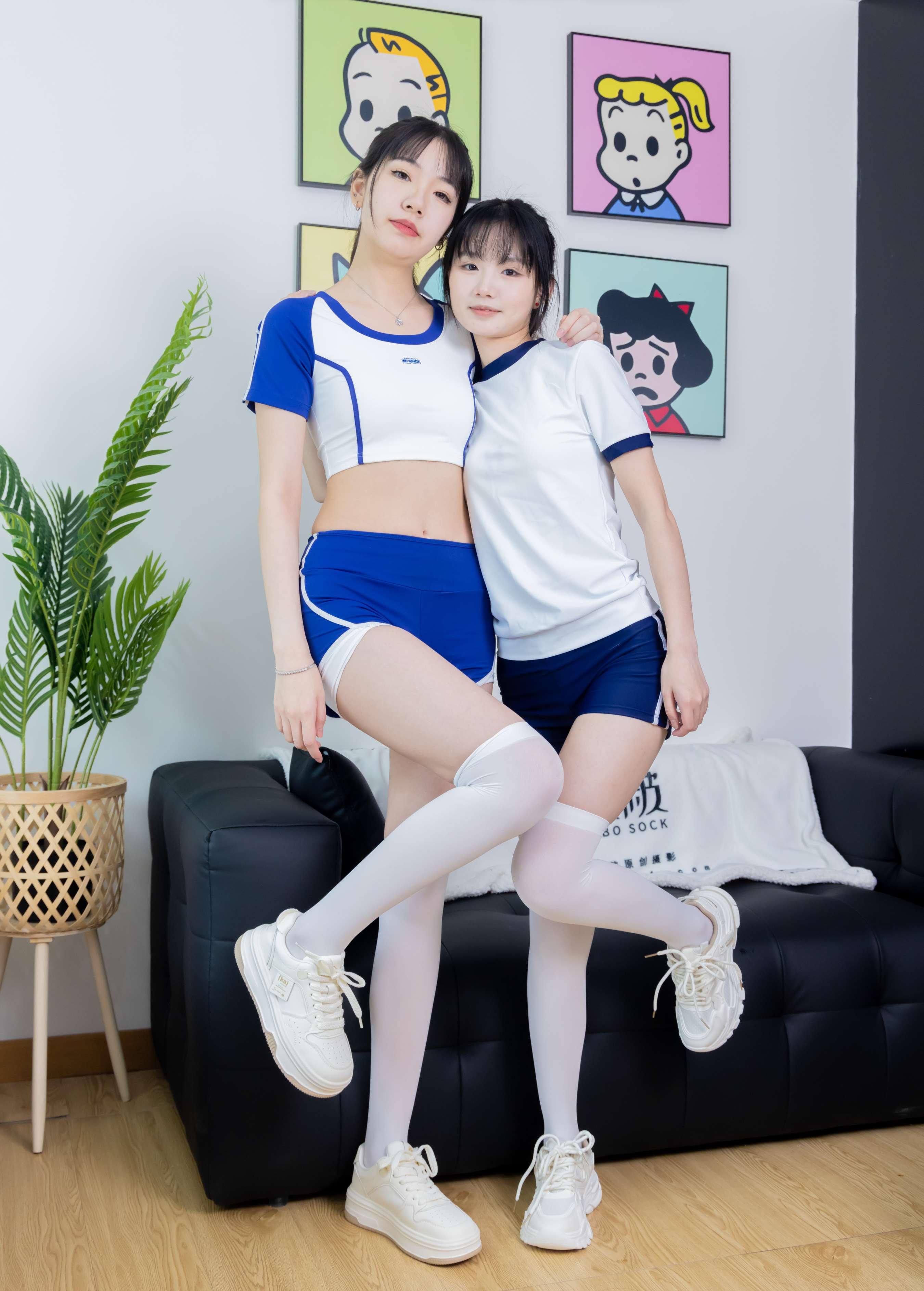 《小甜豆甜甜圈-丝袜和裸足踩奶油蛋糕》作品图