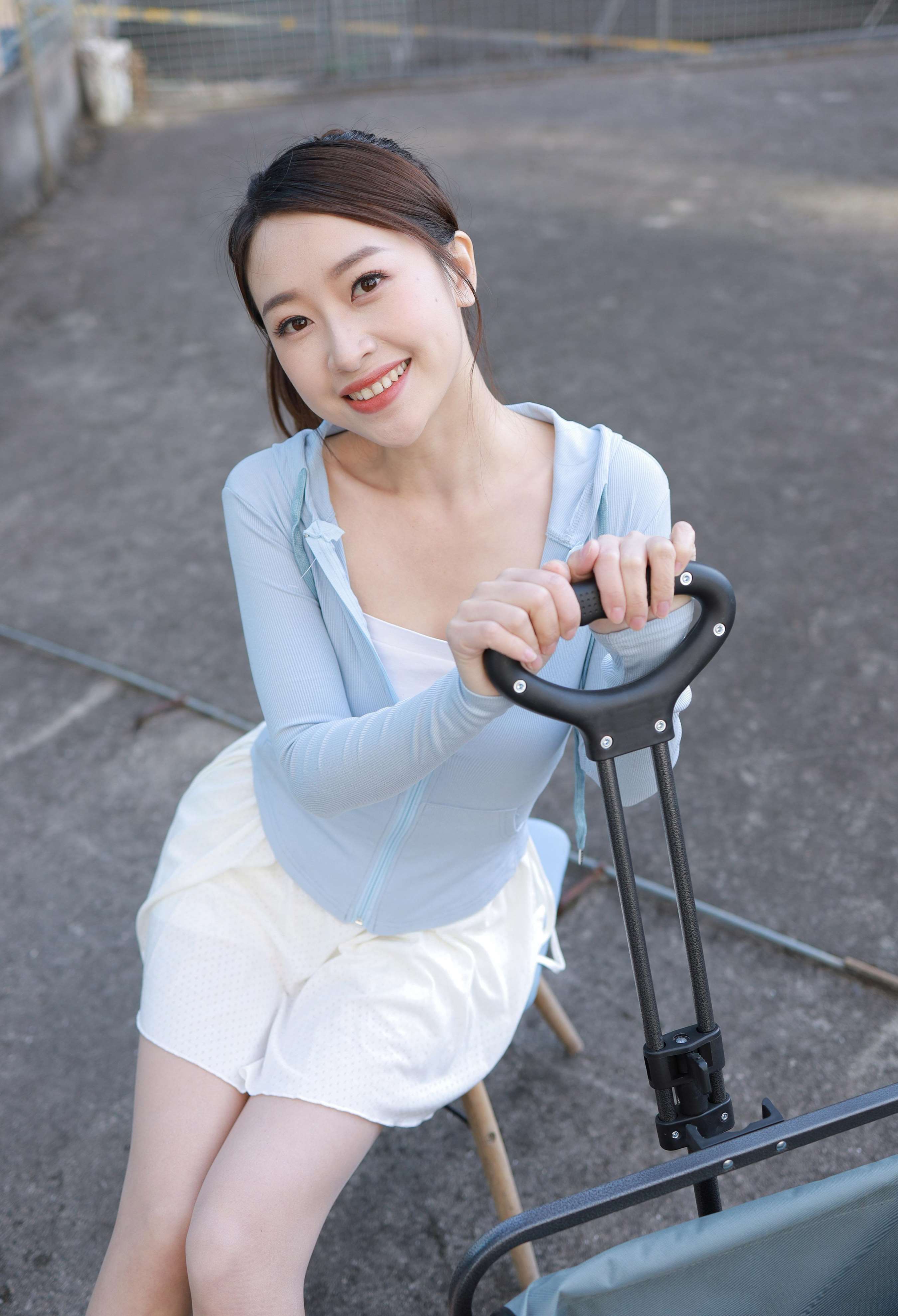 《天台上的肉丝高跟》作品图