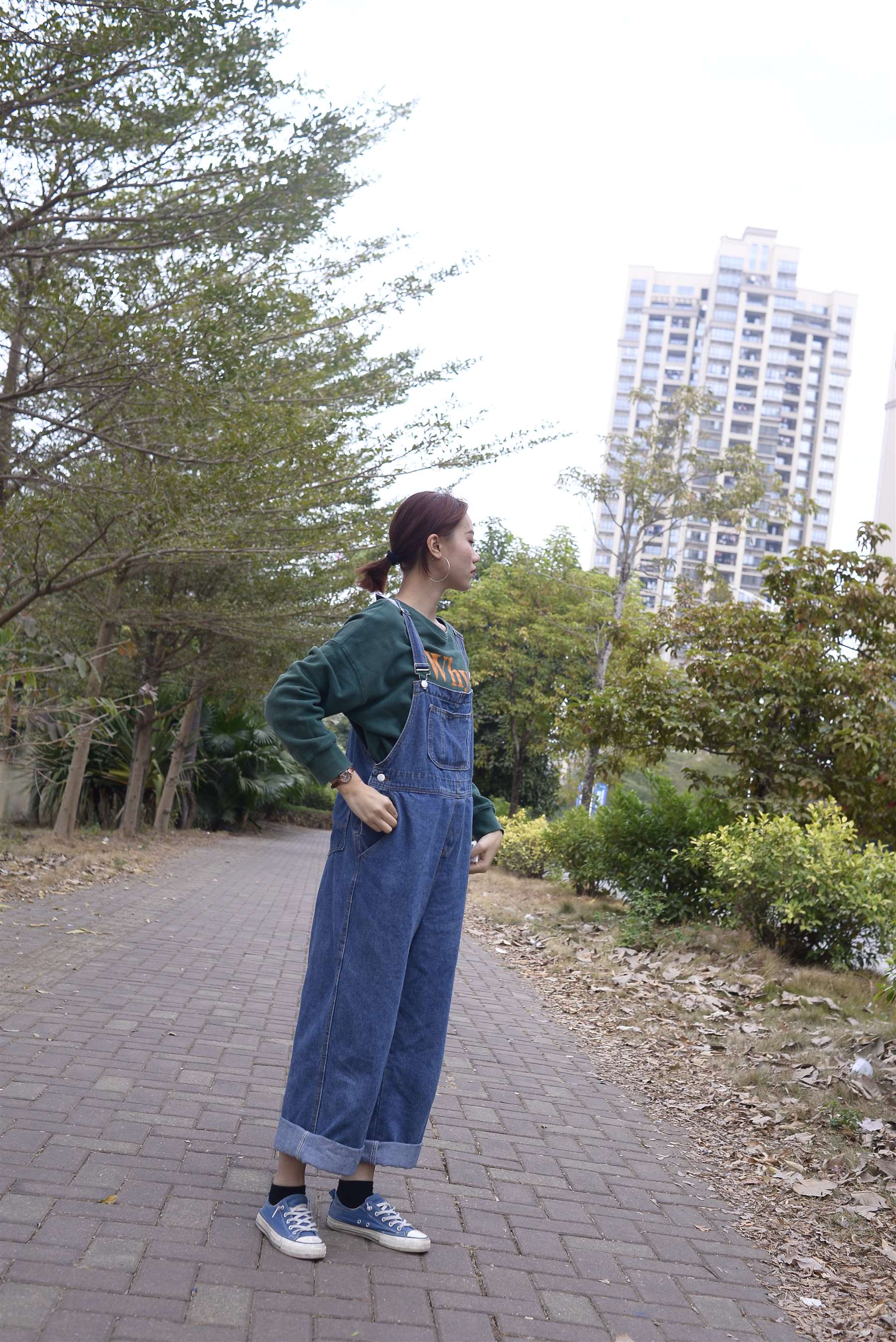 《牛仔背带裤の棉袜脚》作品图