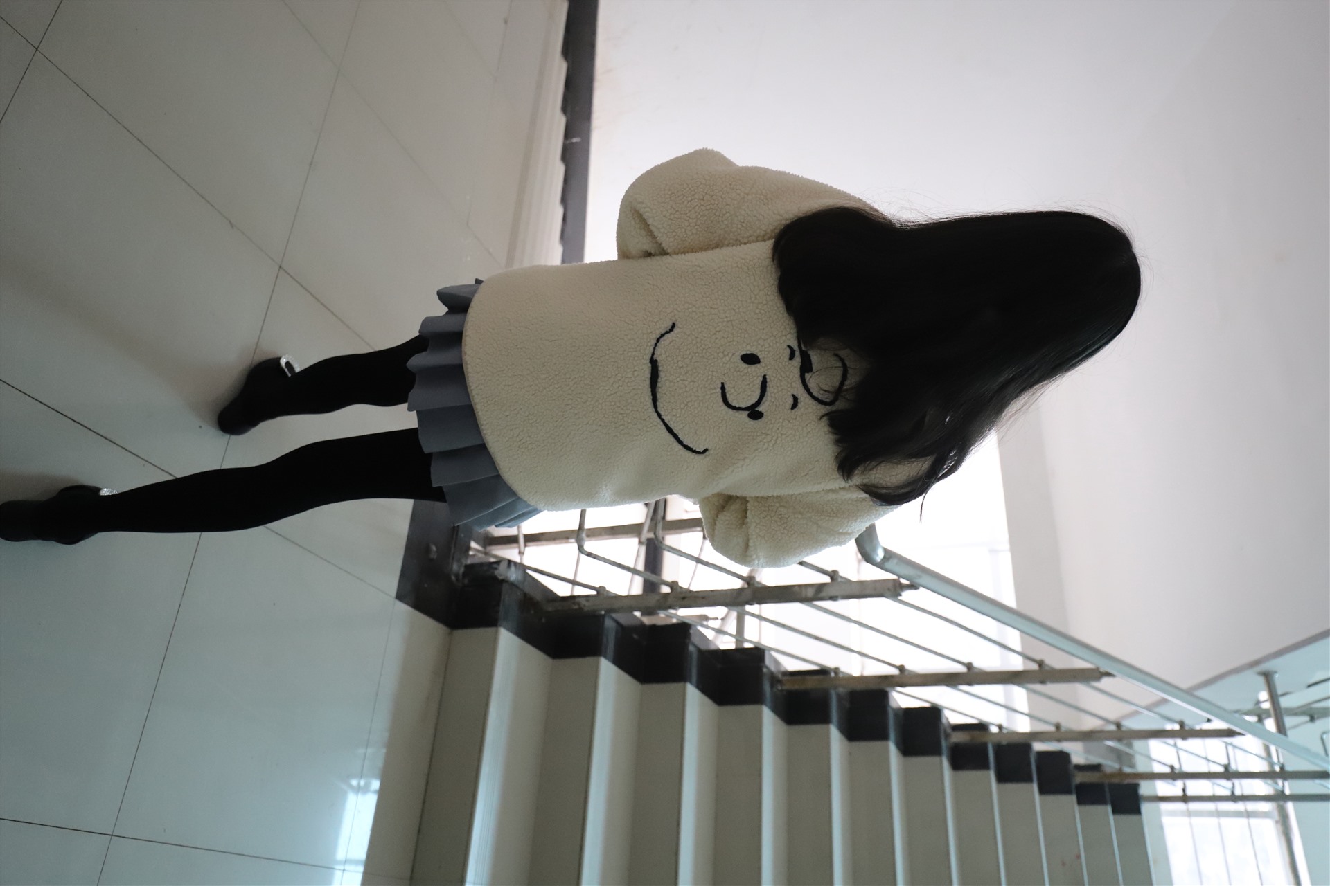 《学妹雪地上的厚黑丝脚丫+视频一部》作品图