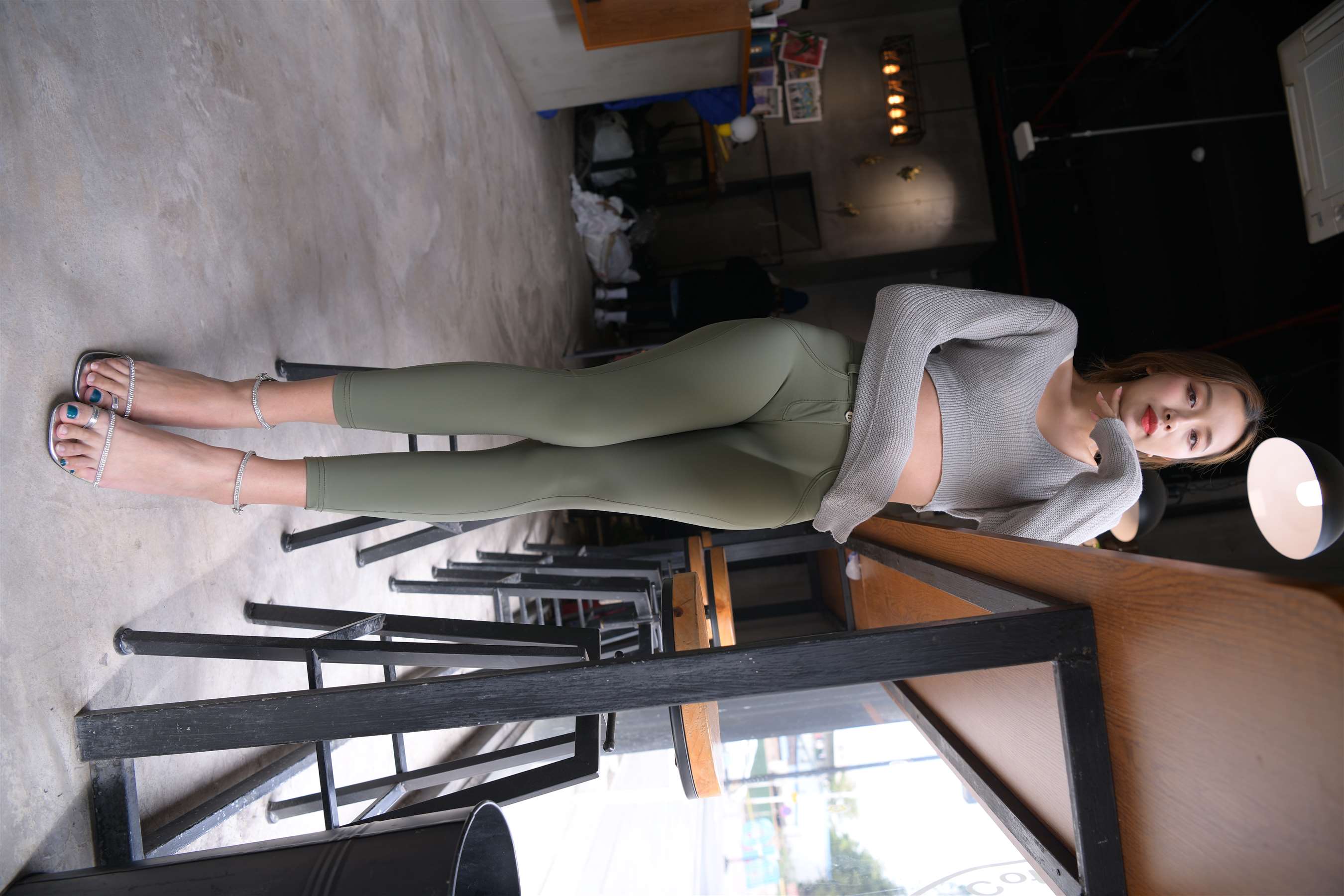 《瑜伽裤少女的午后时光》作品图