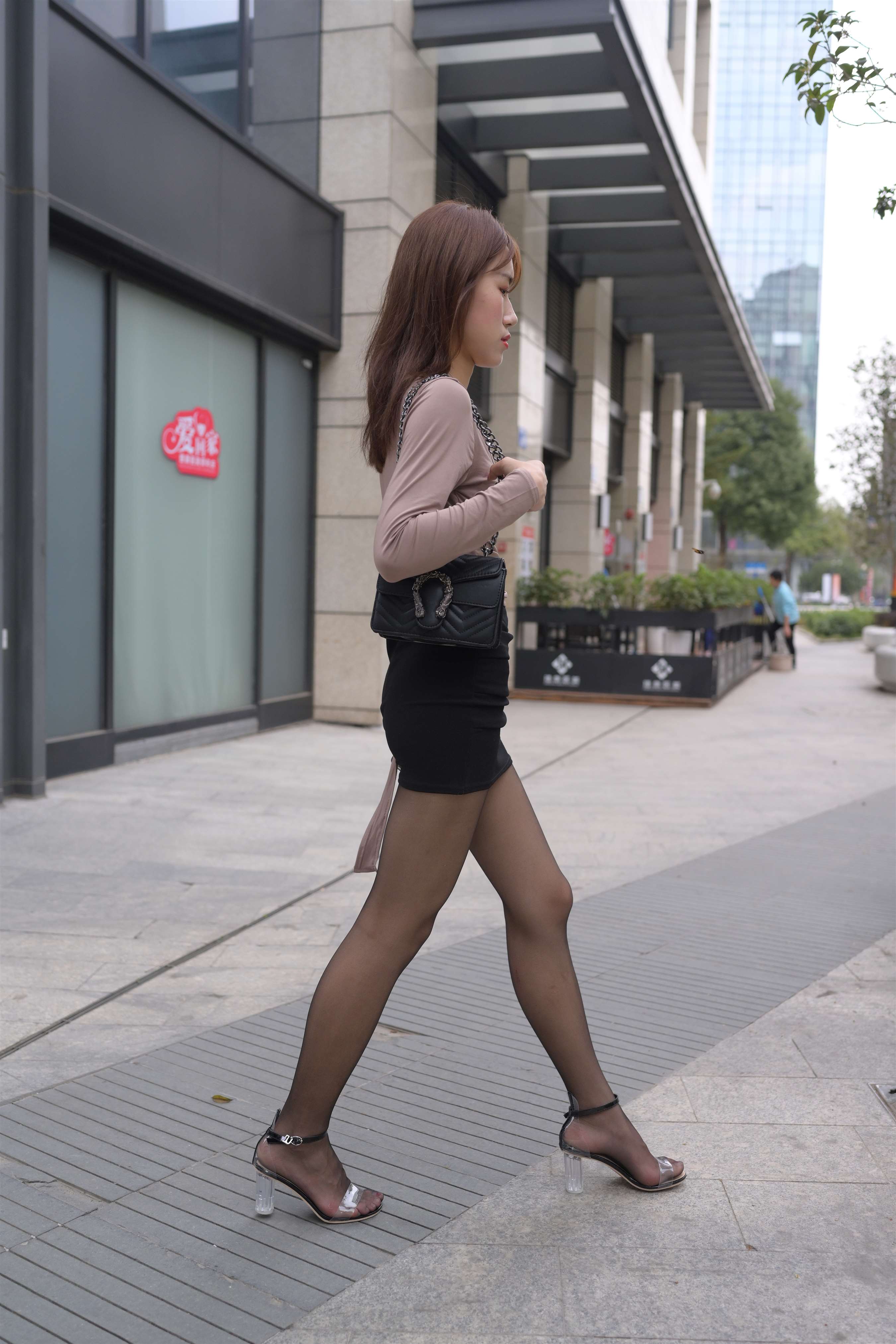 《包臀裙の黑丝脚》作品图