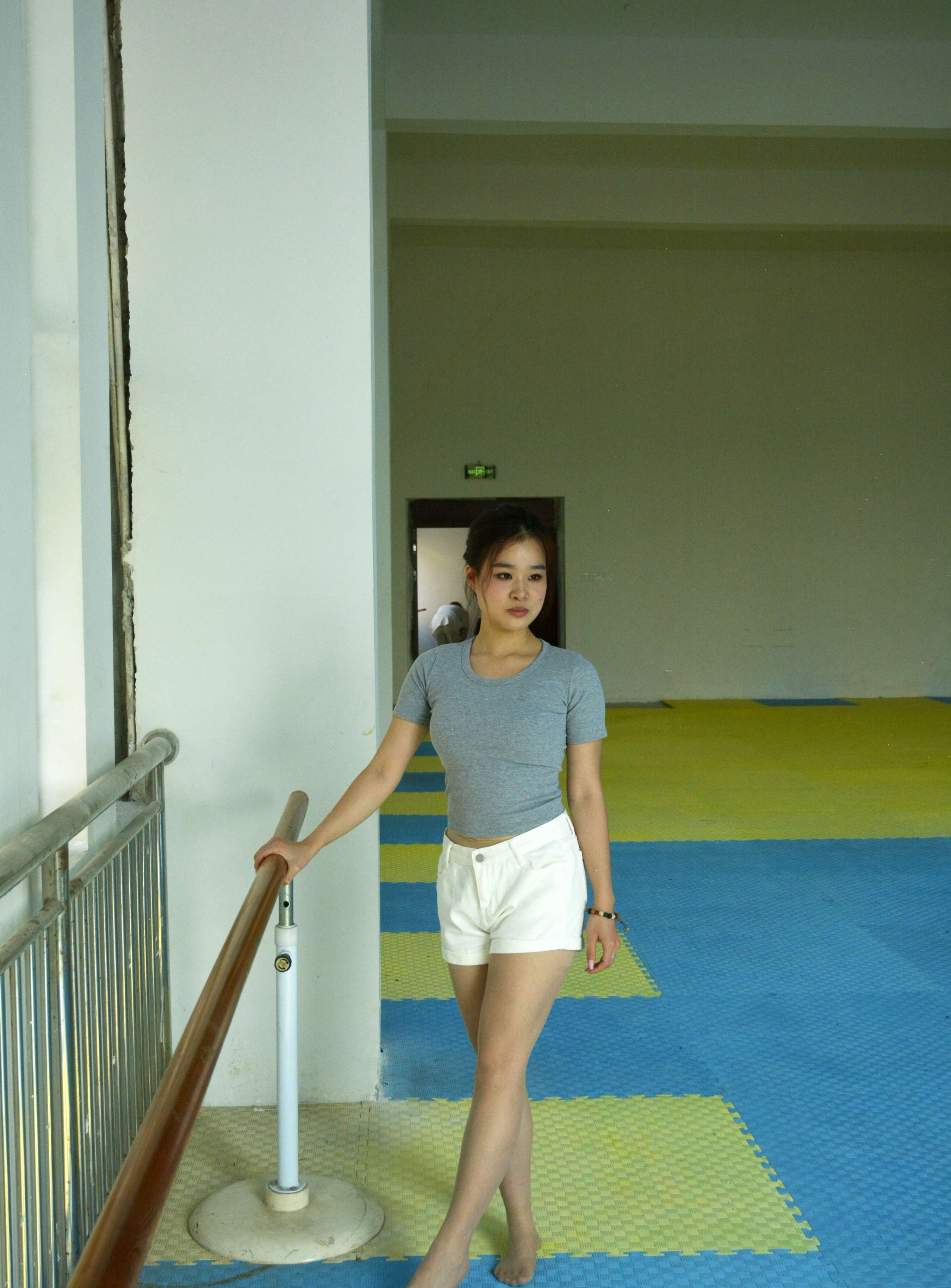 《茜茜 舞蹈热身》作品图