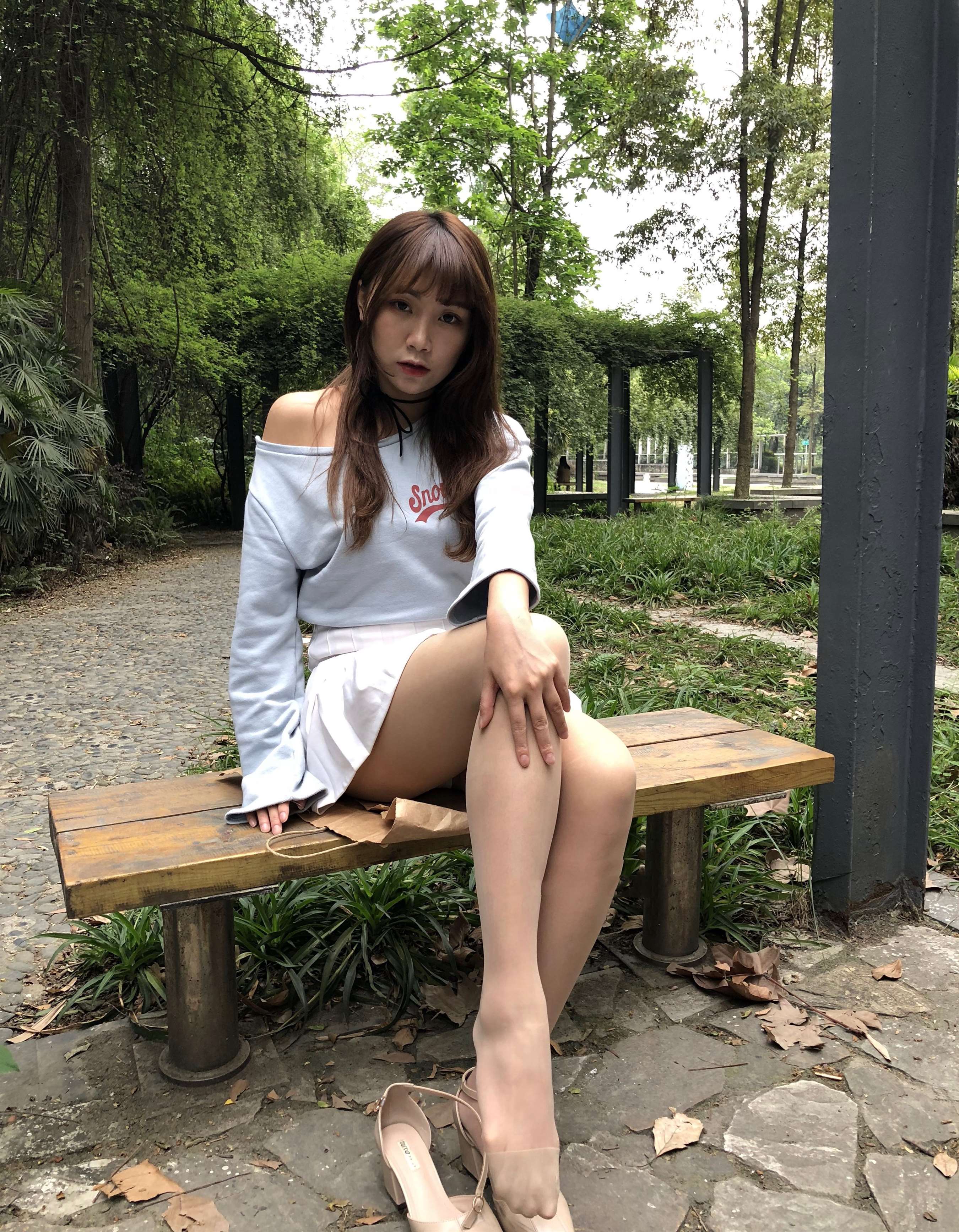 《后山公园里的肉丝脚丫》作品图