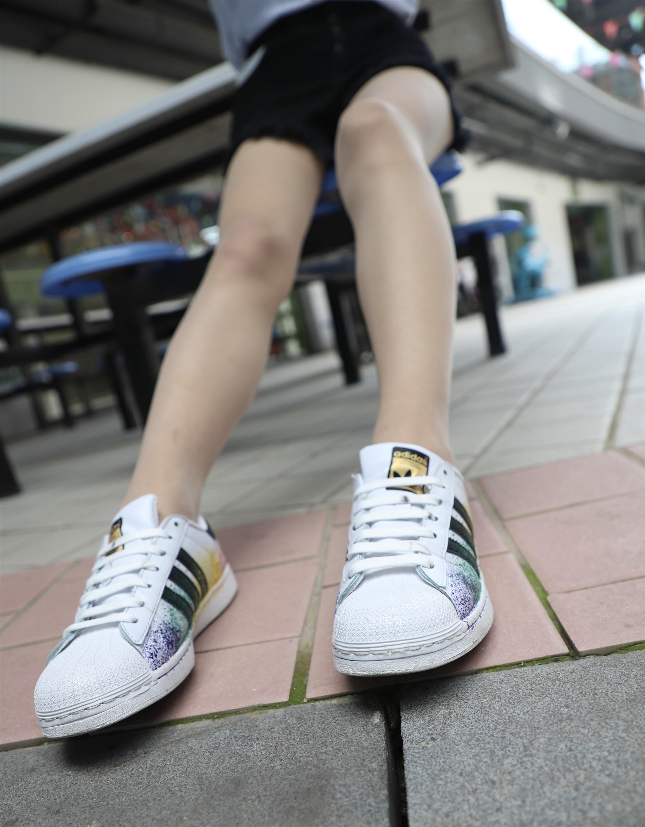 《骨感少女丝袜脚丫+视频1个》作品图