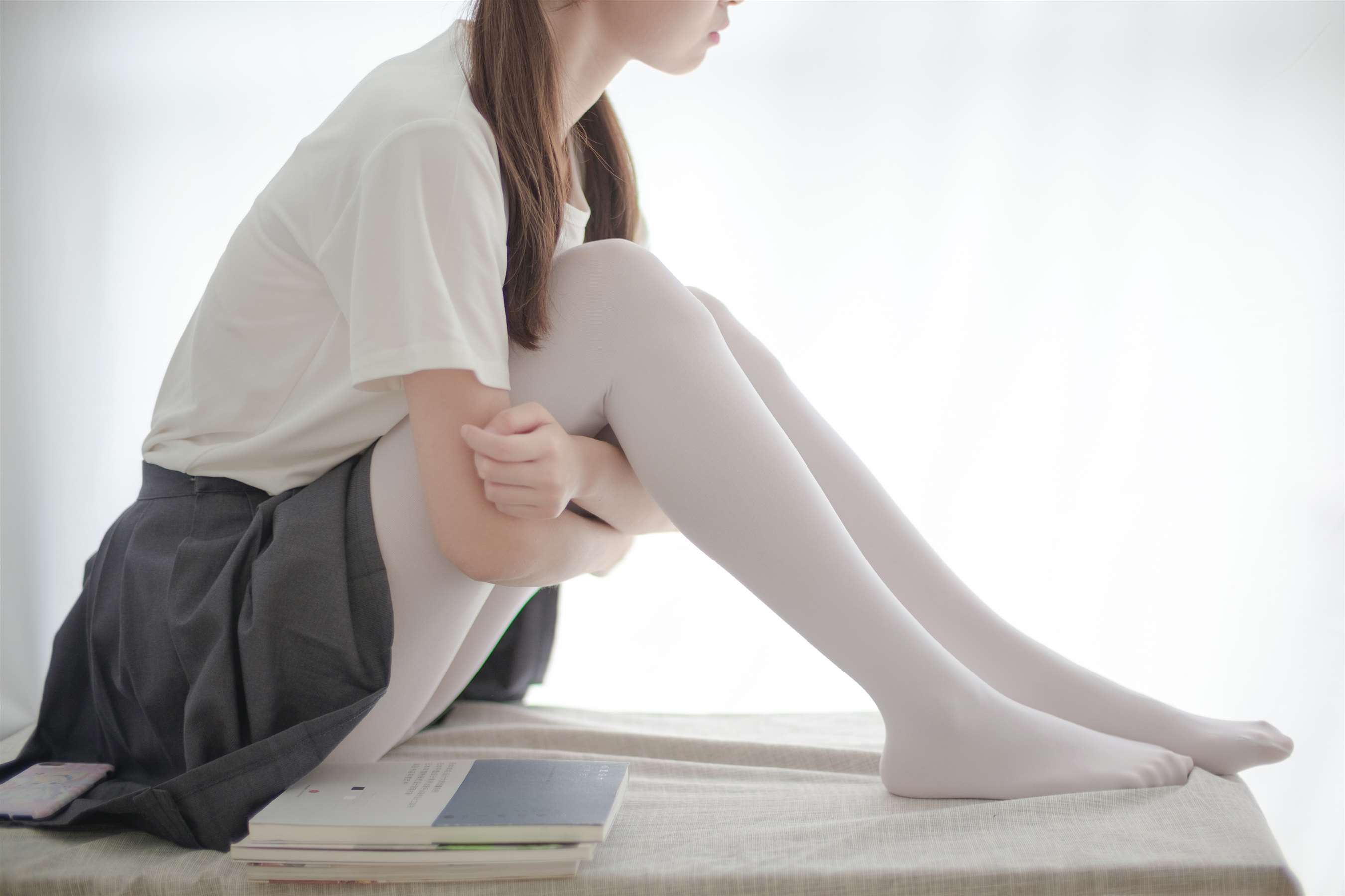 《黑色小皮鞋の白丝脚丫》作品图