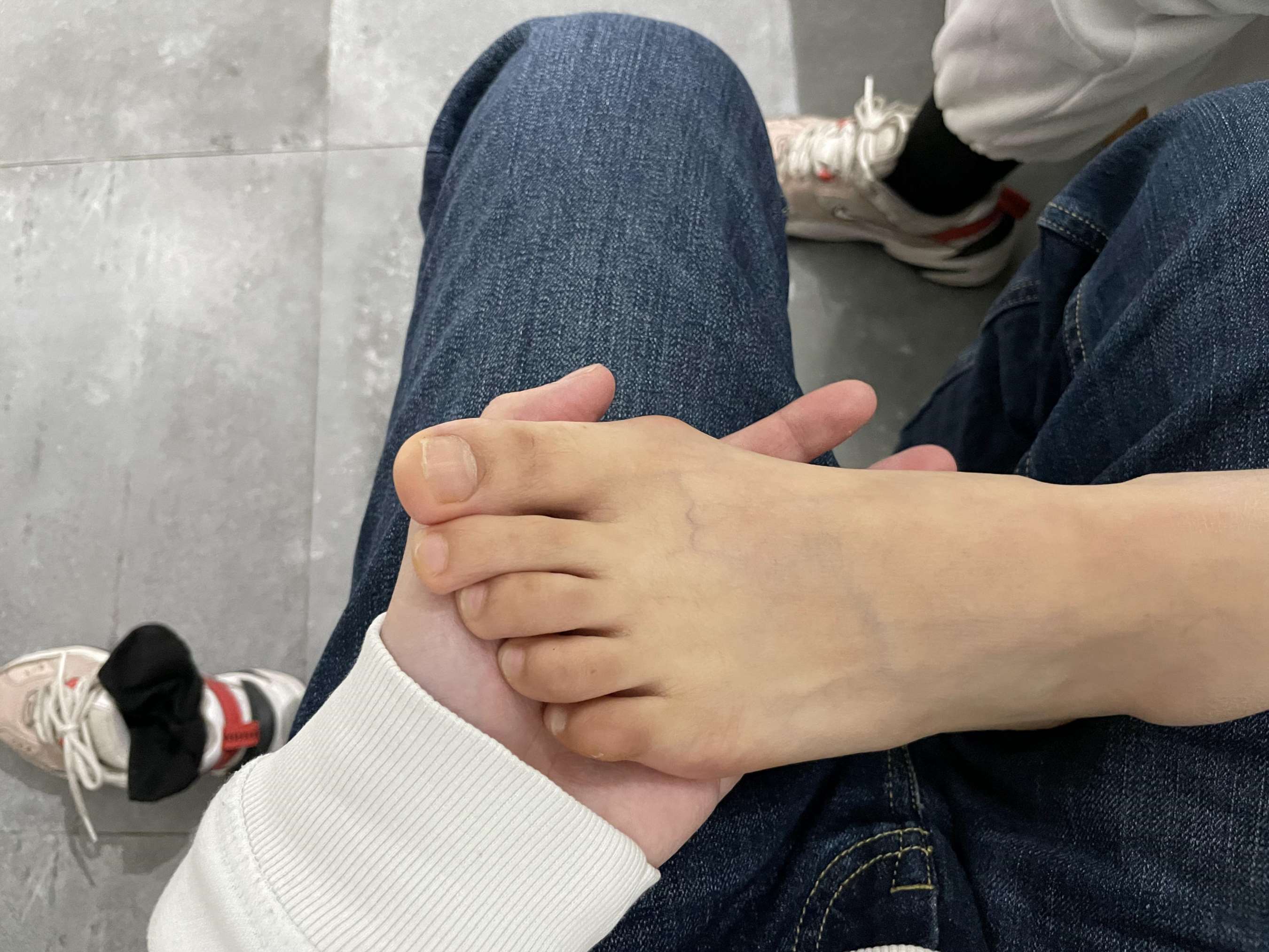 《新认识的校园妹妹，带回酒店把玩她嫩脚！》作品图