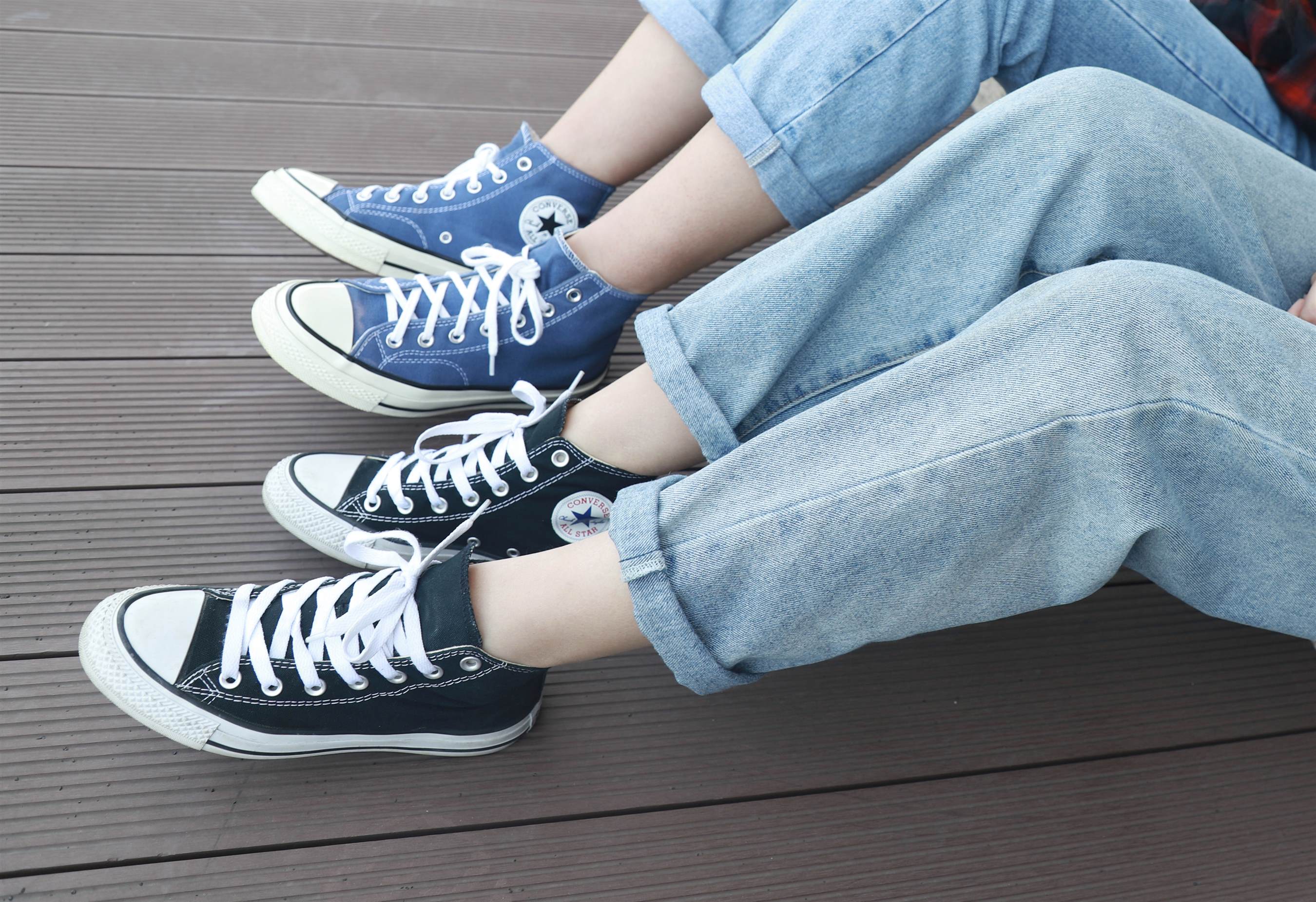 《学妹帆布鞋の棉袜互脚【视频1个网盘下载】》作品图