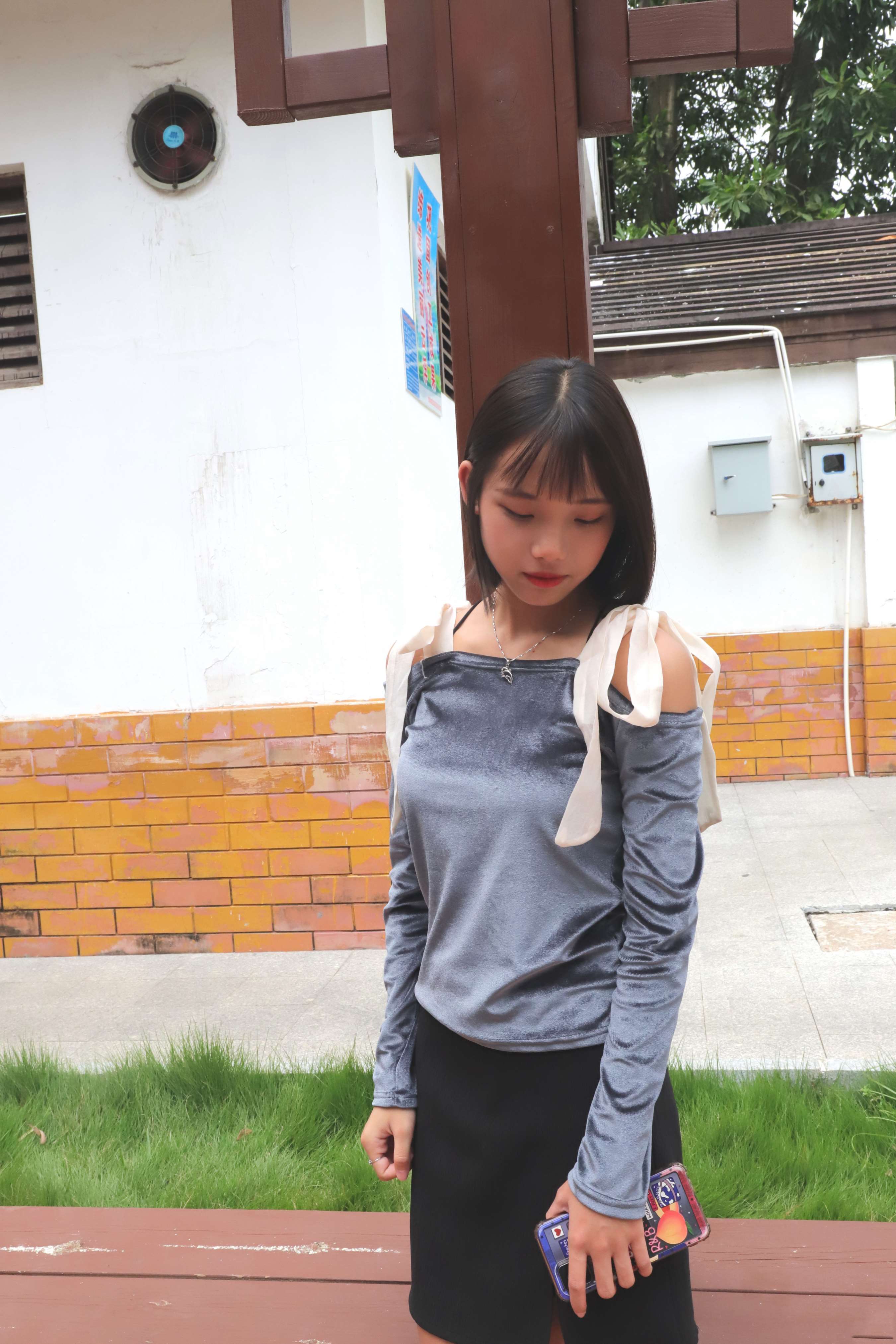 《师妹丽丽长廊展示38码脚丫》作品图