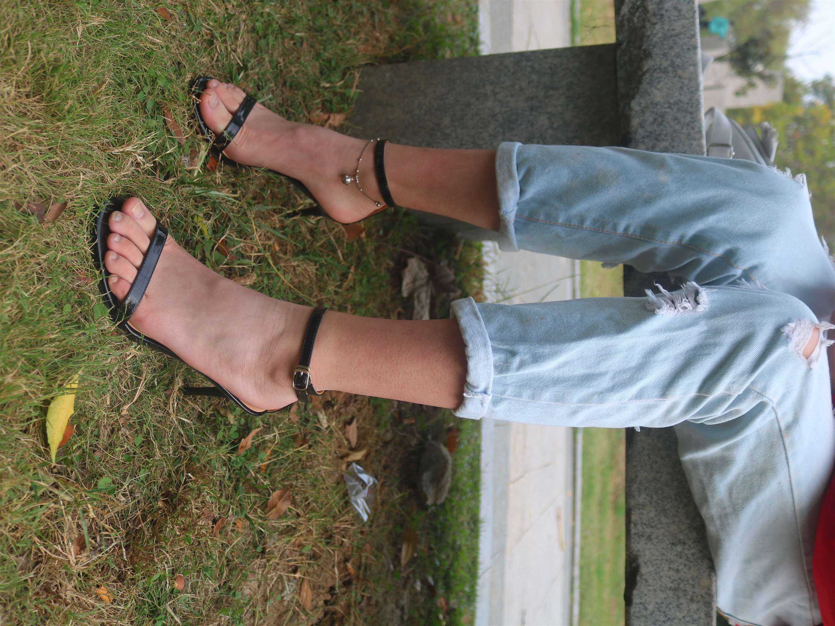 《高三学妹穿着性感高跟鞋公园拍摄》作品图