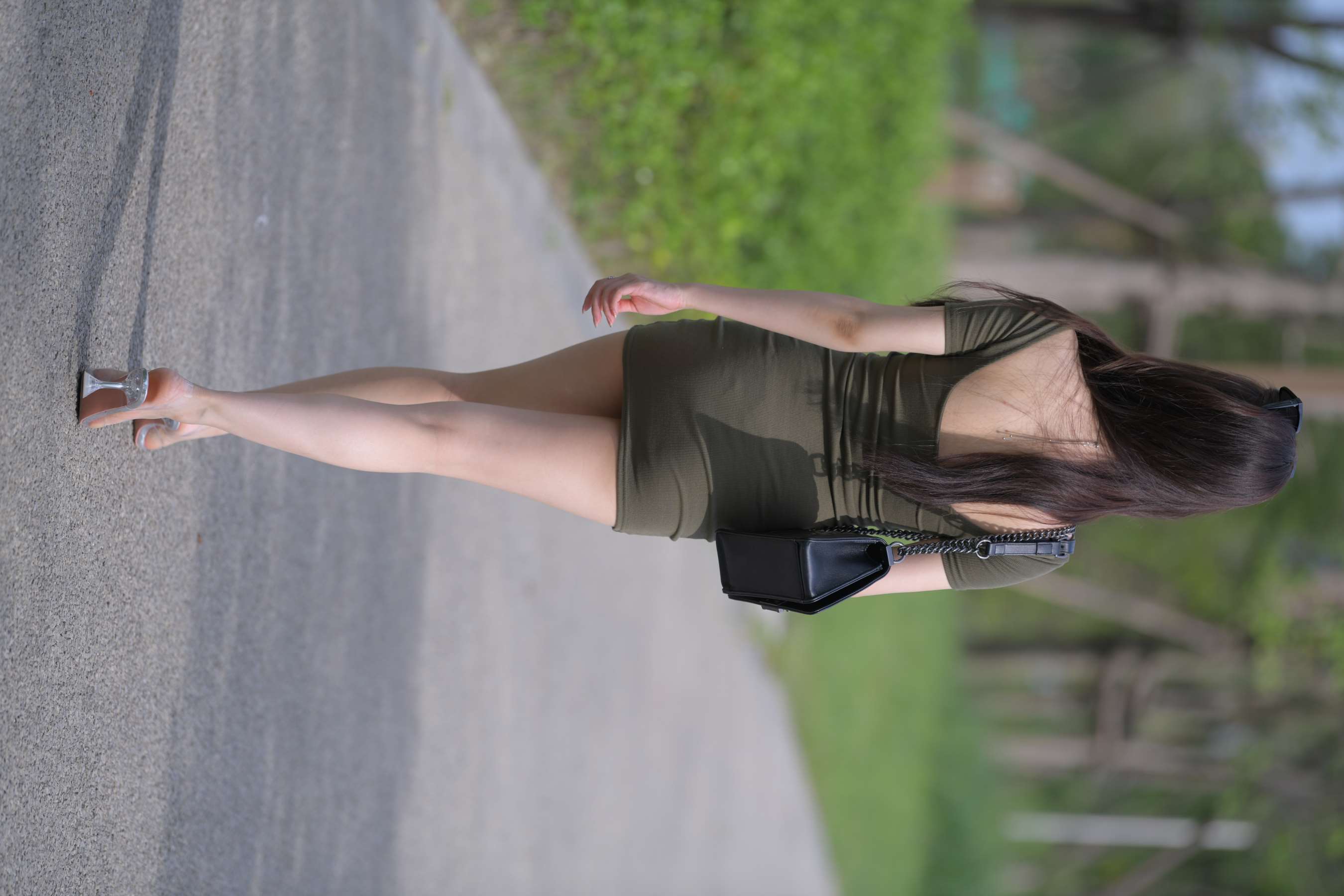 《少女短高跟赤足》作品图