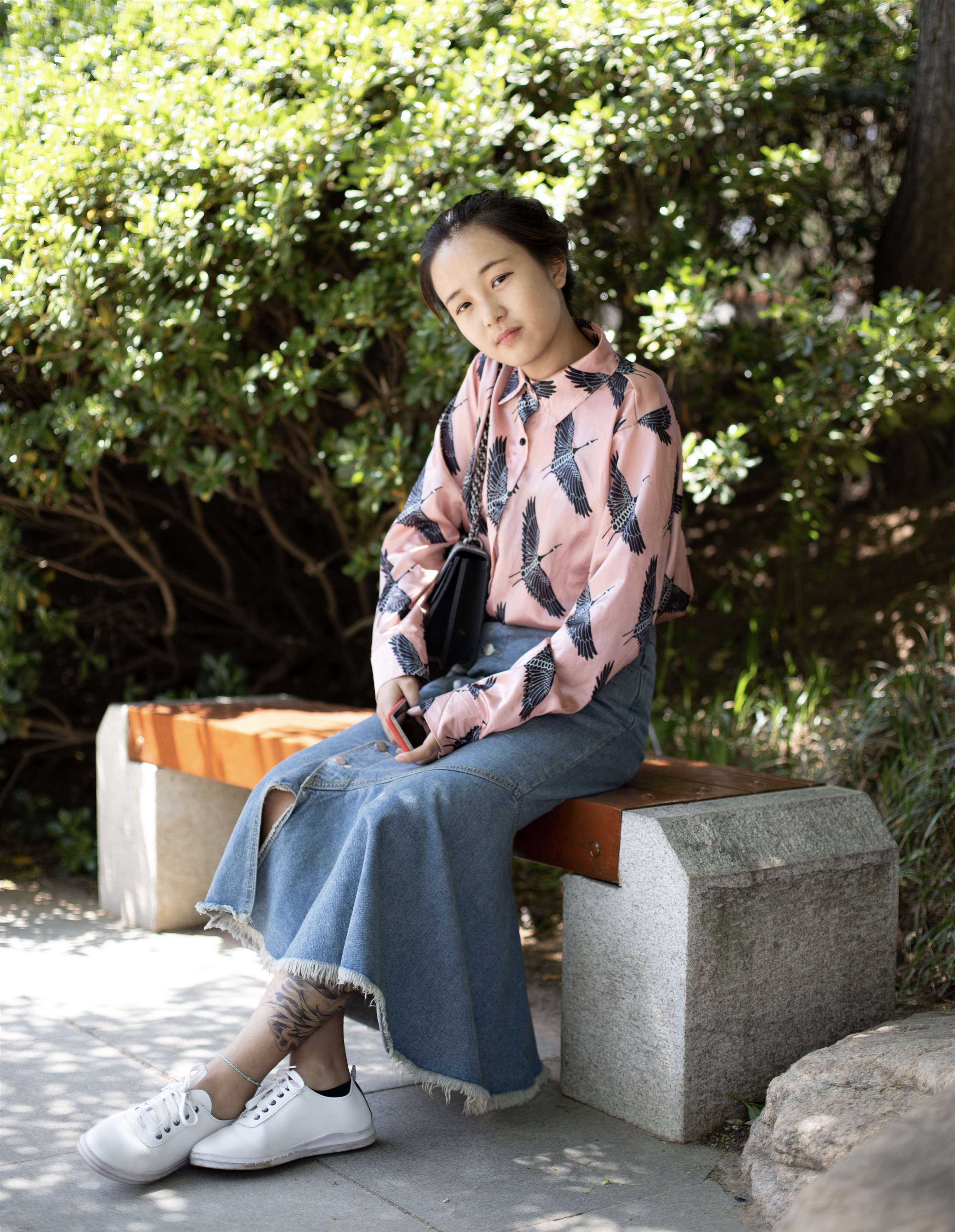 《牛仔裙の板鞋棉袜脚》作品图