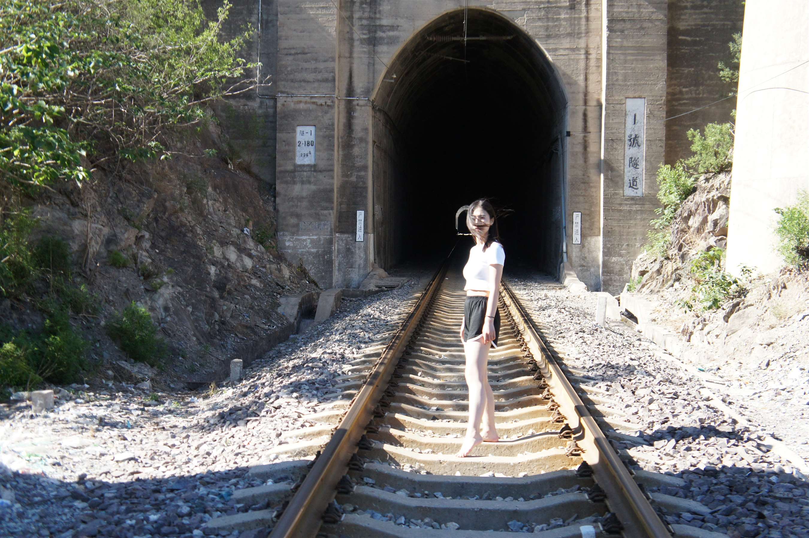 《裸足踩火车轨道》作品图