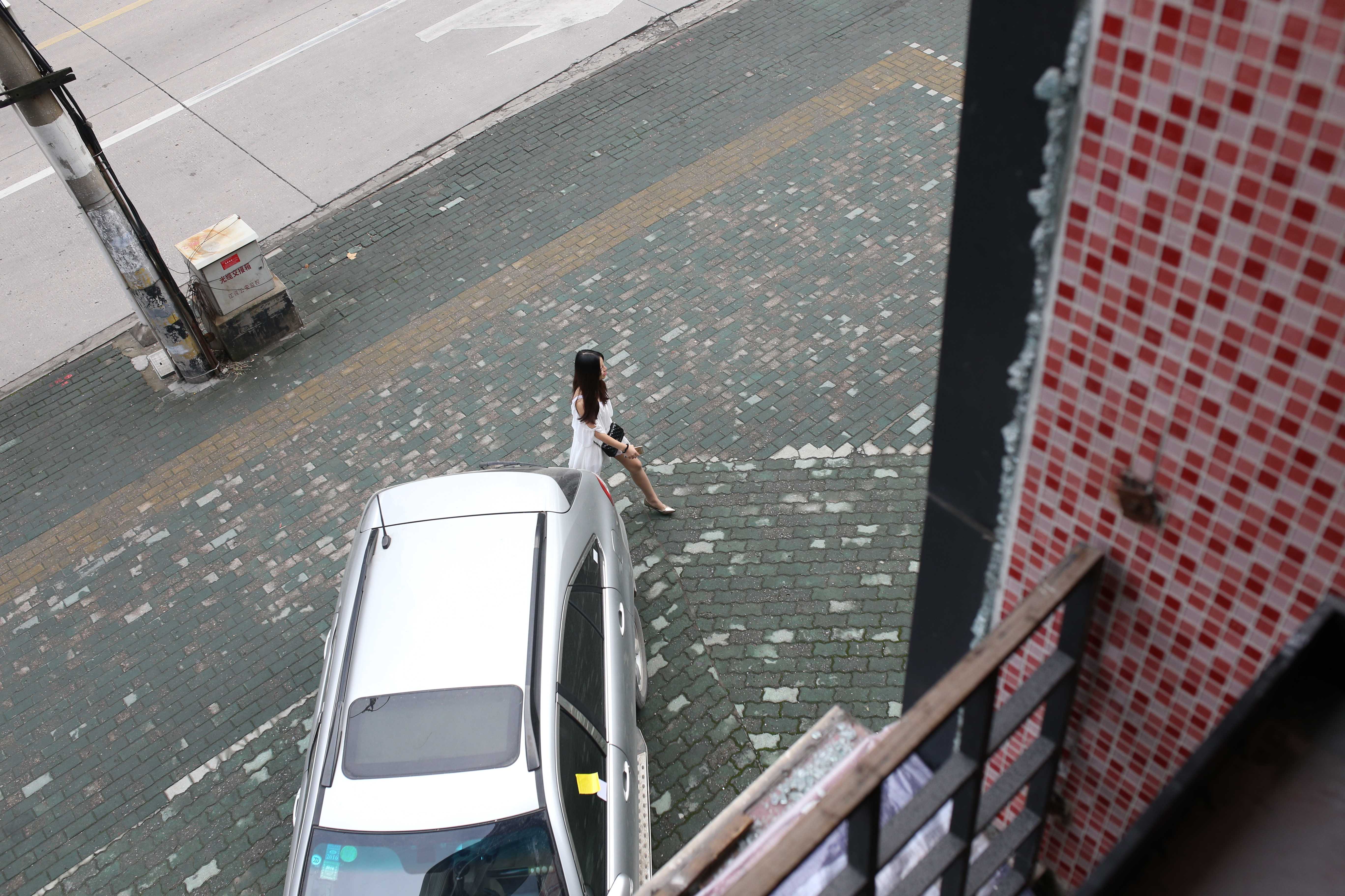 《旧楼翻新越拍长丝脚丫+视频一部》作品图