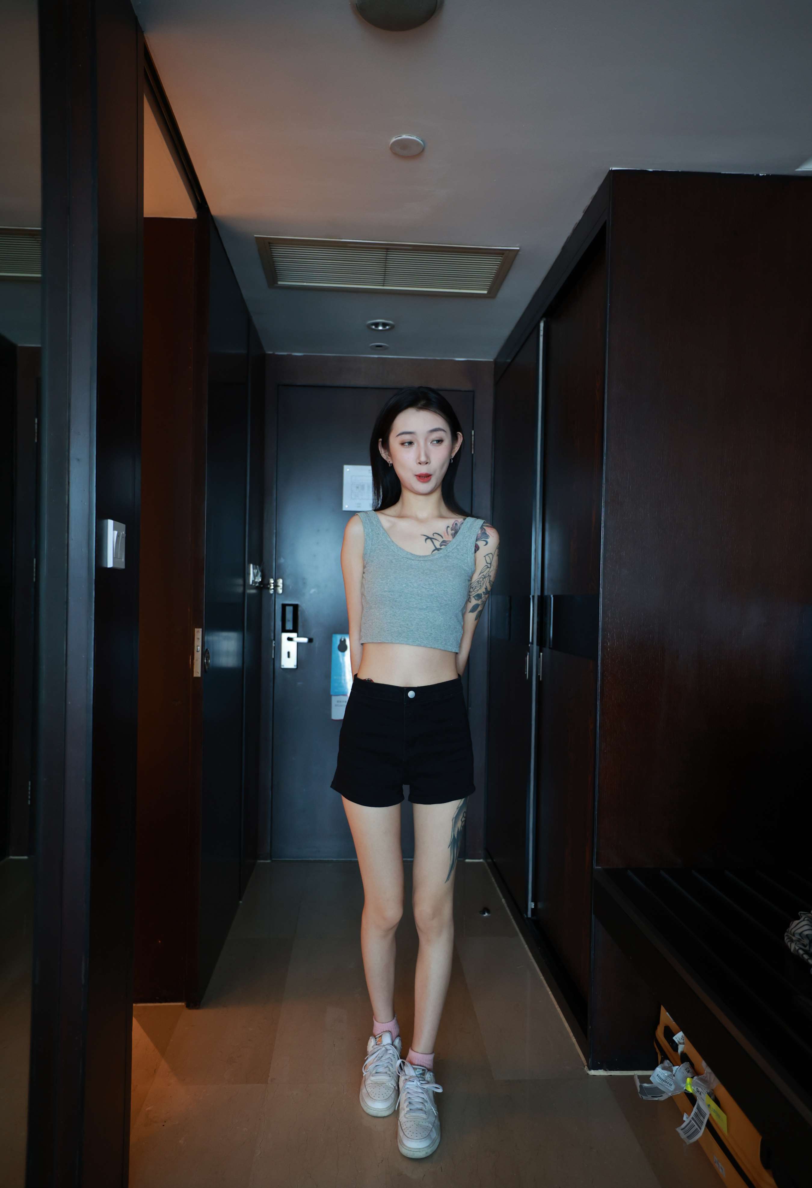 《纹身女念念嫩足》作品图