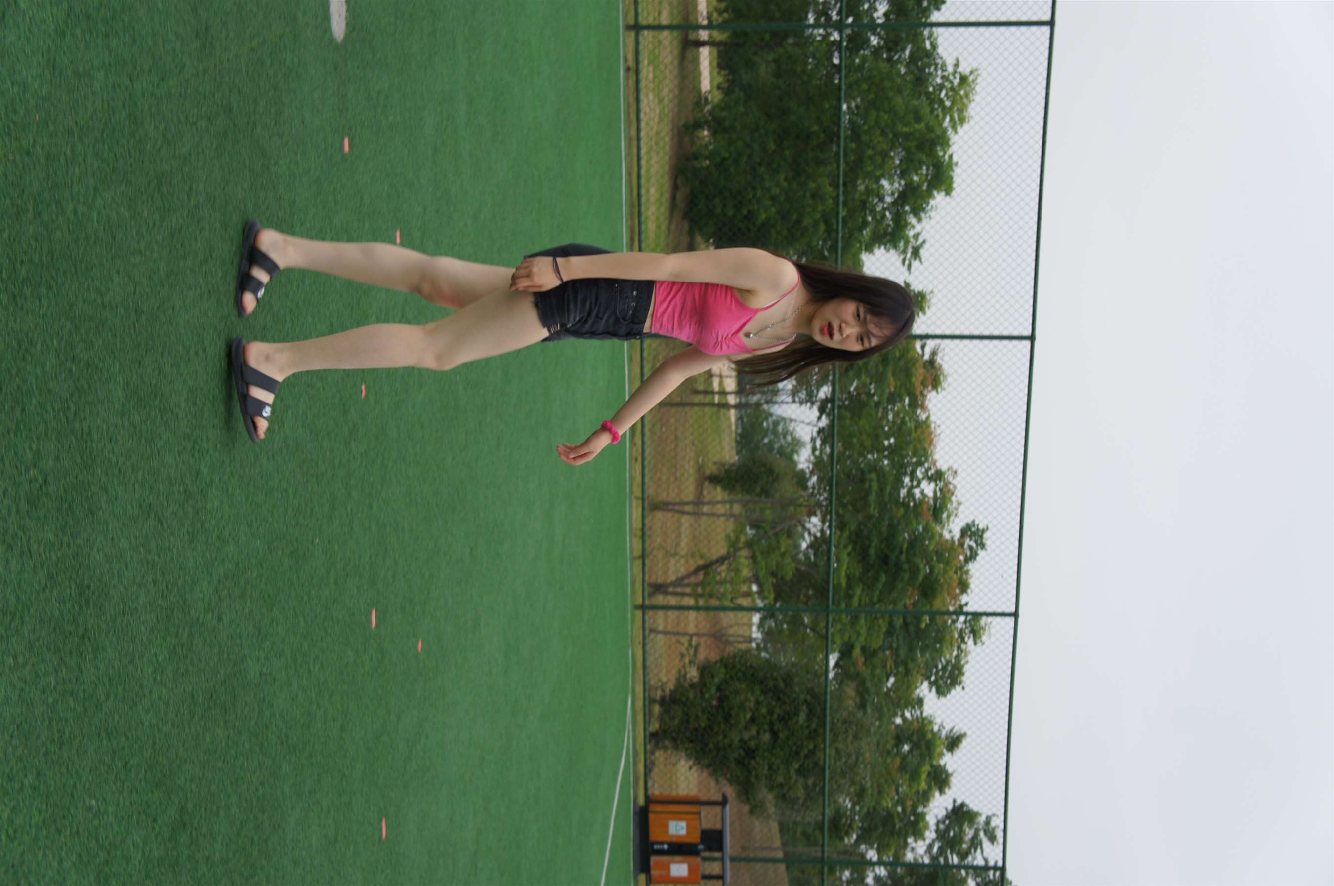 《足球场上的裸足脚丫》作品图