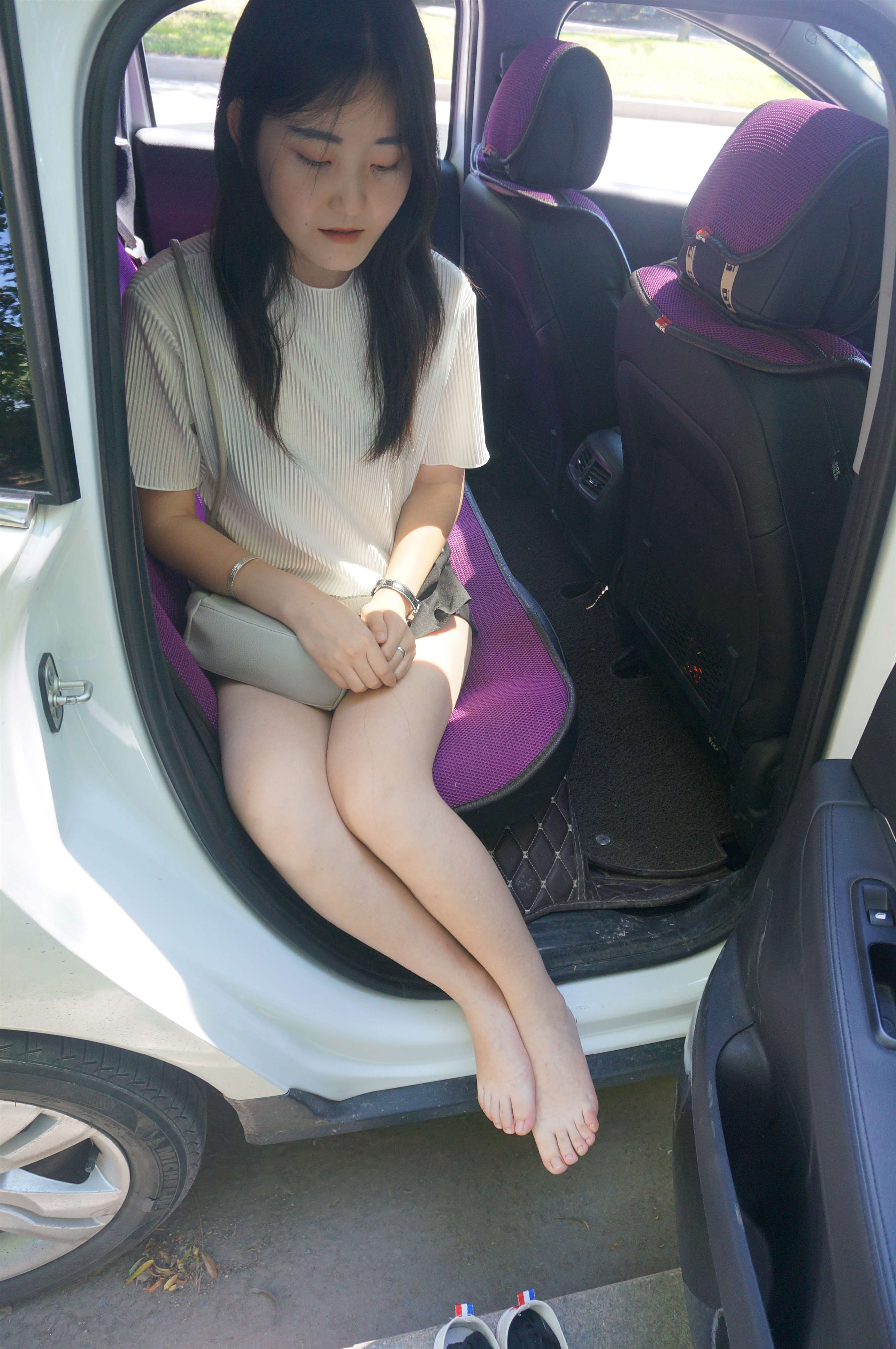 《轿车上的嫩足》作品图