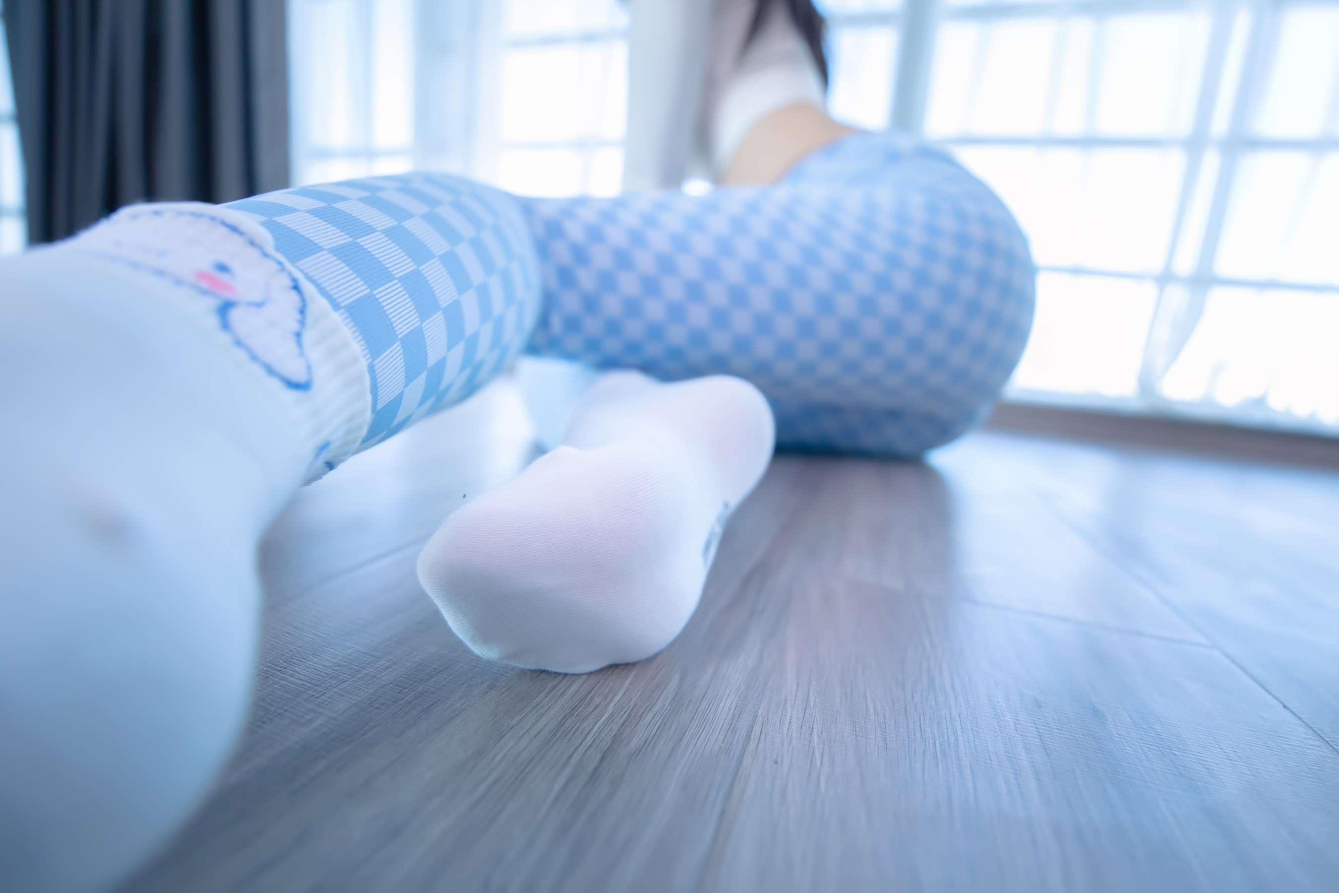 《蓝白格》作品图