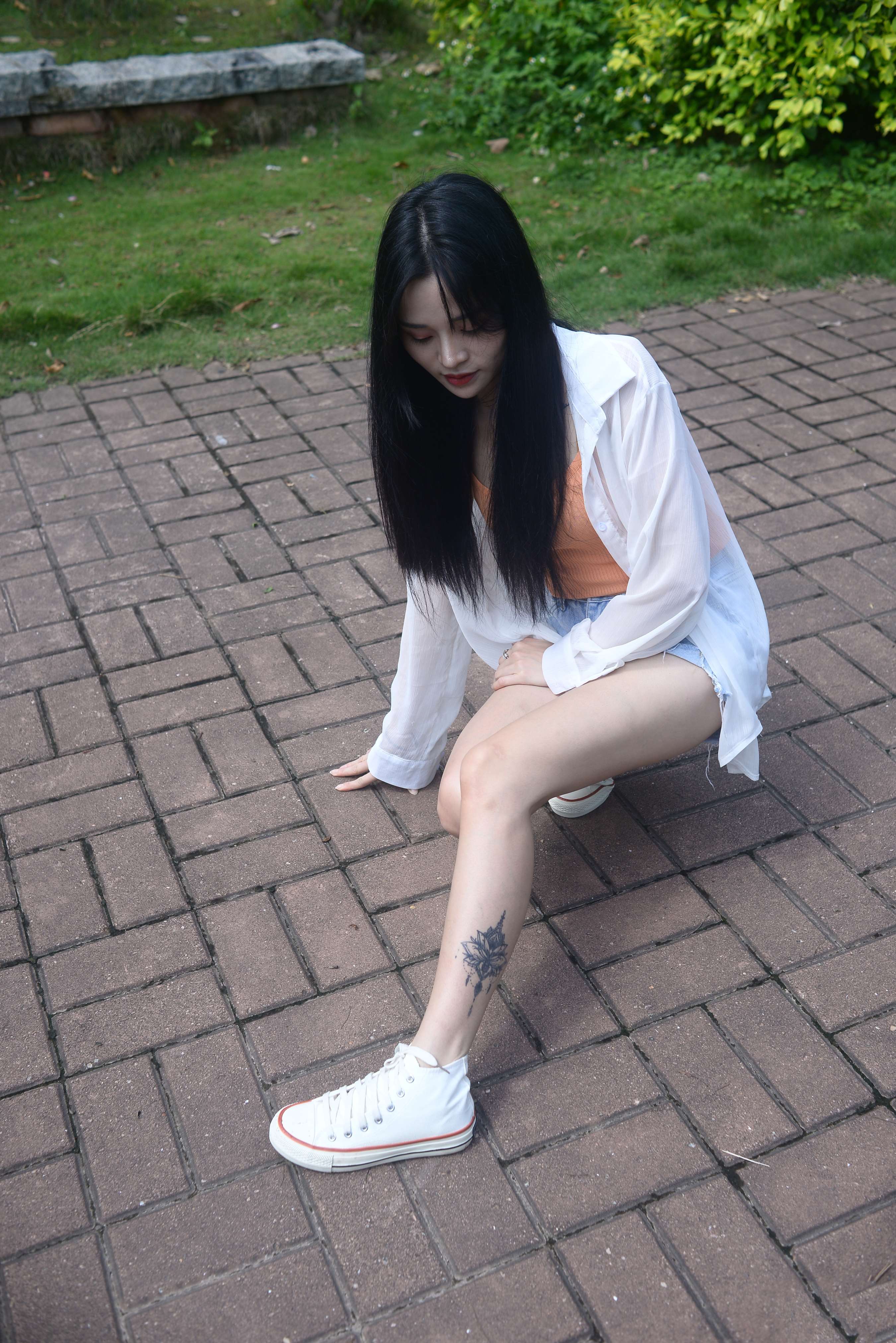 《少女热裤帆布鞋の棉袜脚》作品图