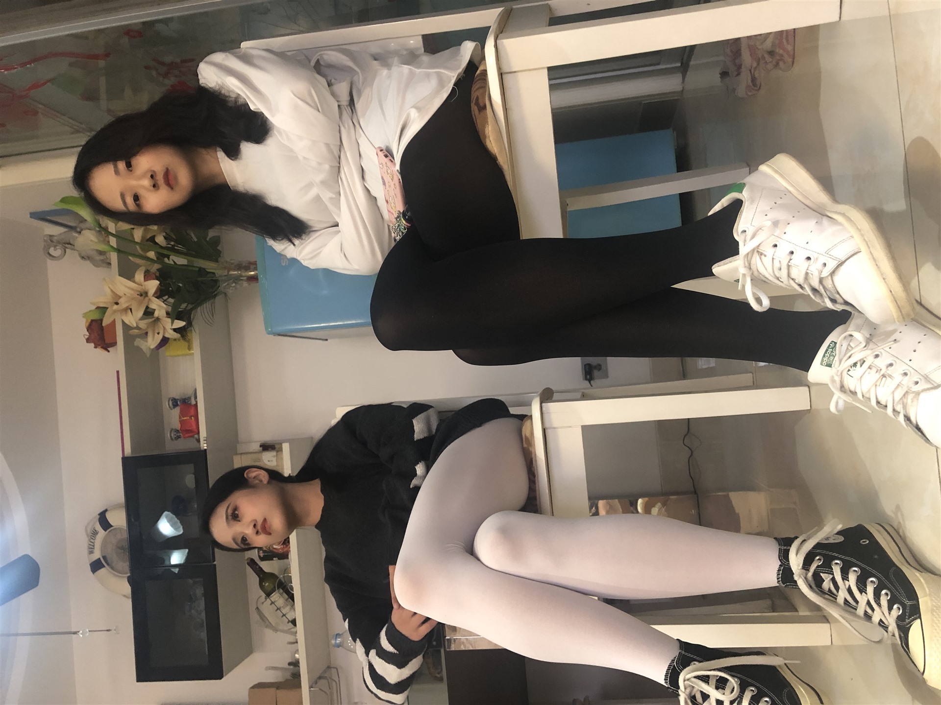 《越拍姐妹花丝袜脚丫》作品图