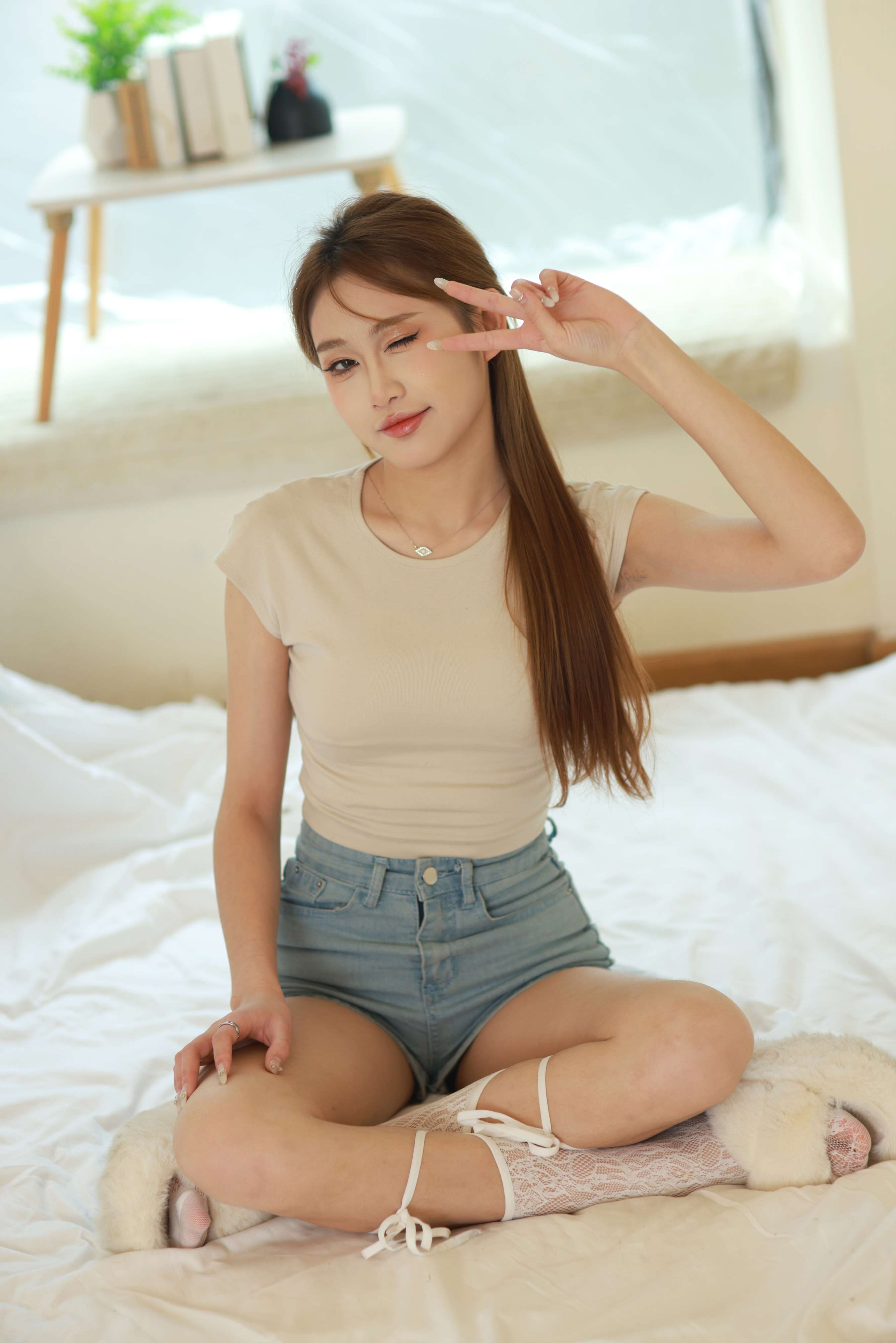 《妍妍脱短丝展嫩足》作品图