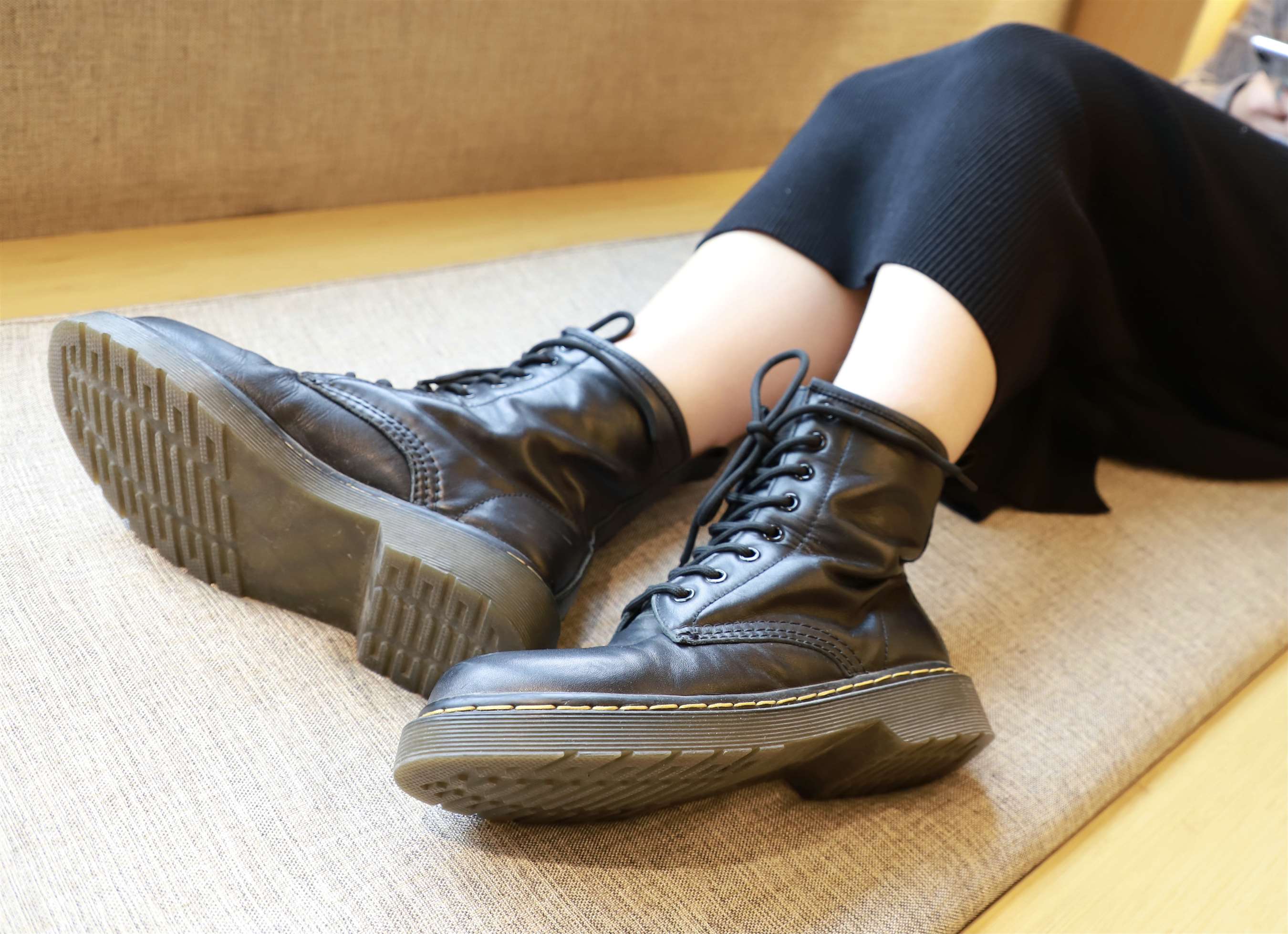 《短靴の黑棉袜脚》作品图