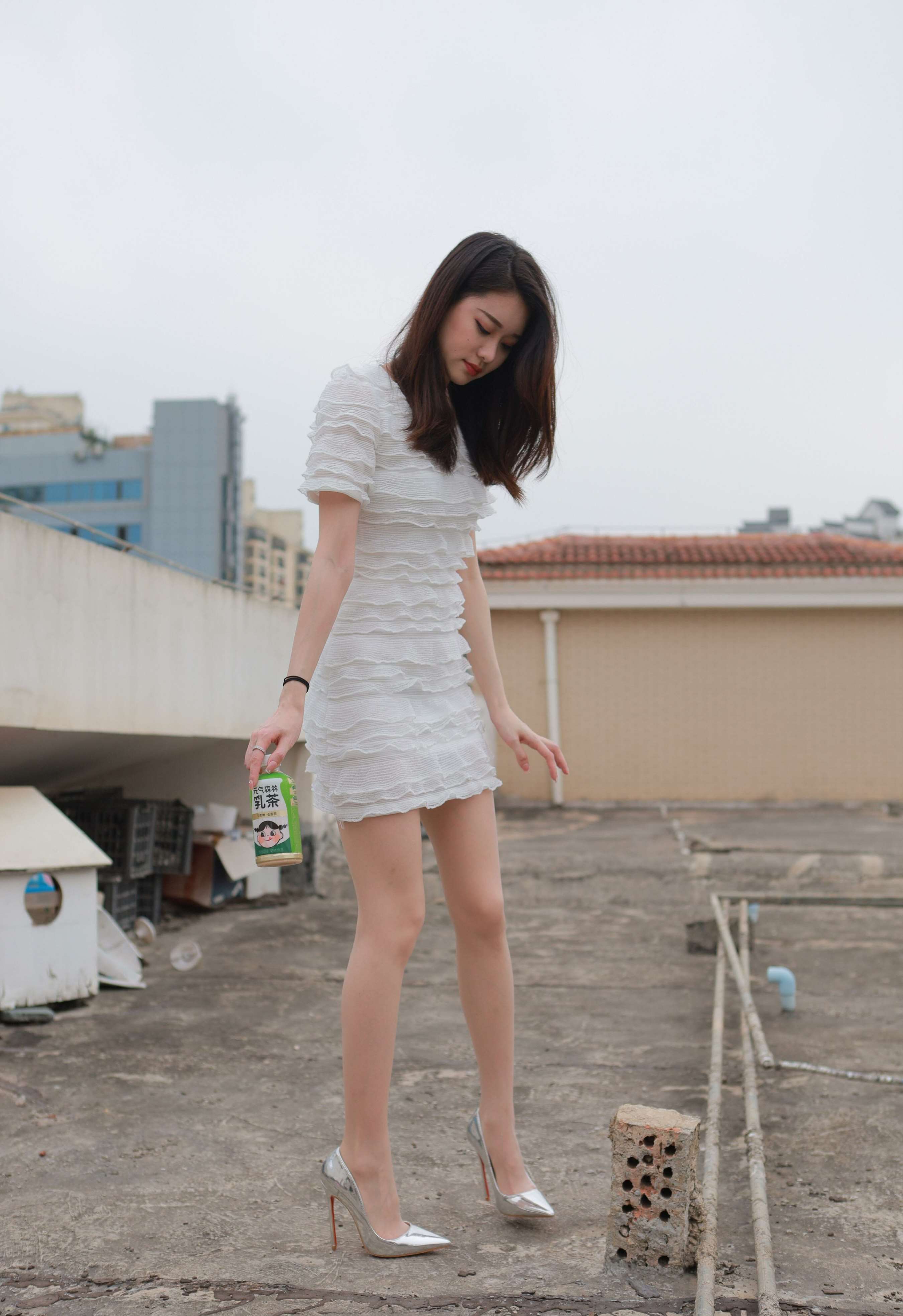 《佳爷丝脚玩小黄狗》作品图