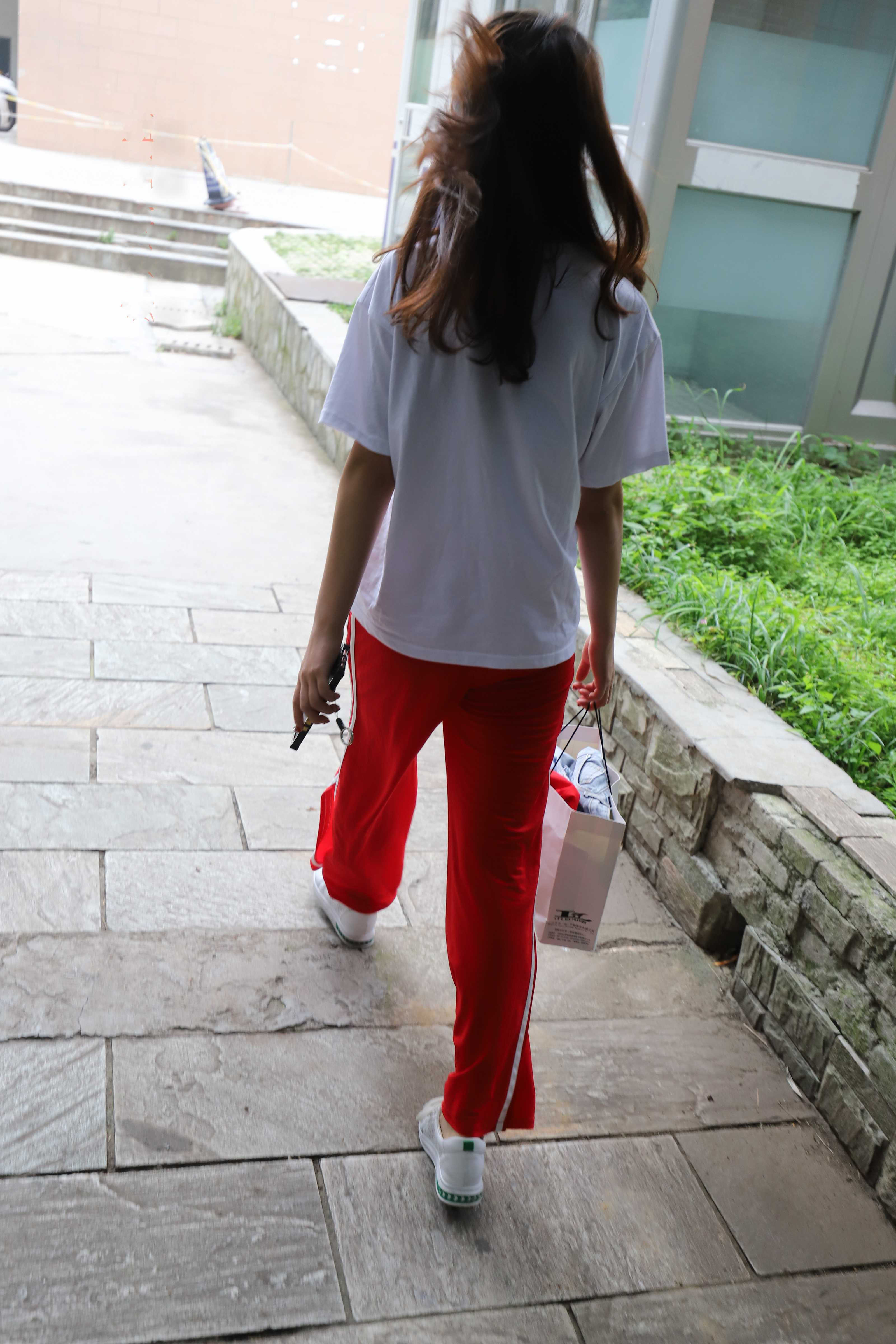 《学妹红裤船袜脚丫》作品图