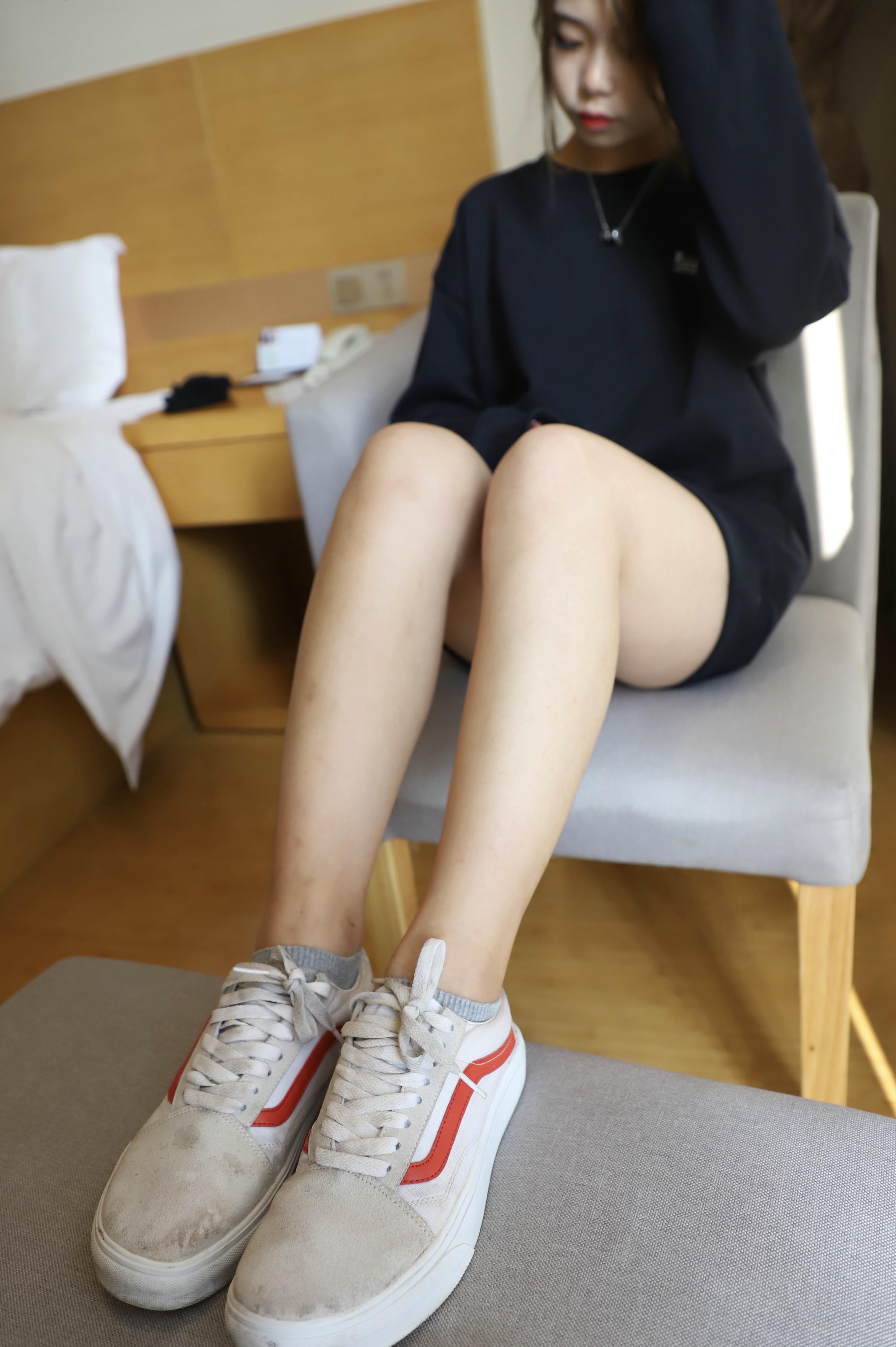 《脏脏的回力鞋の棉袜脚丫》作品图