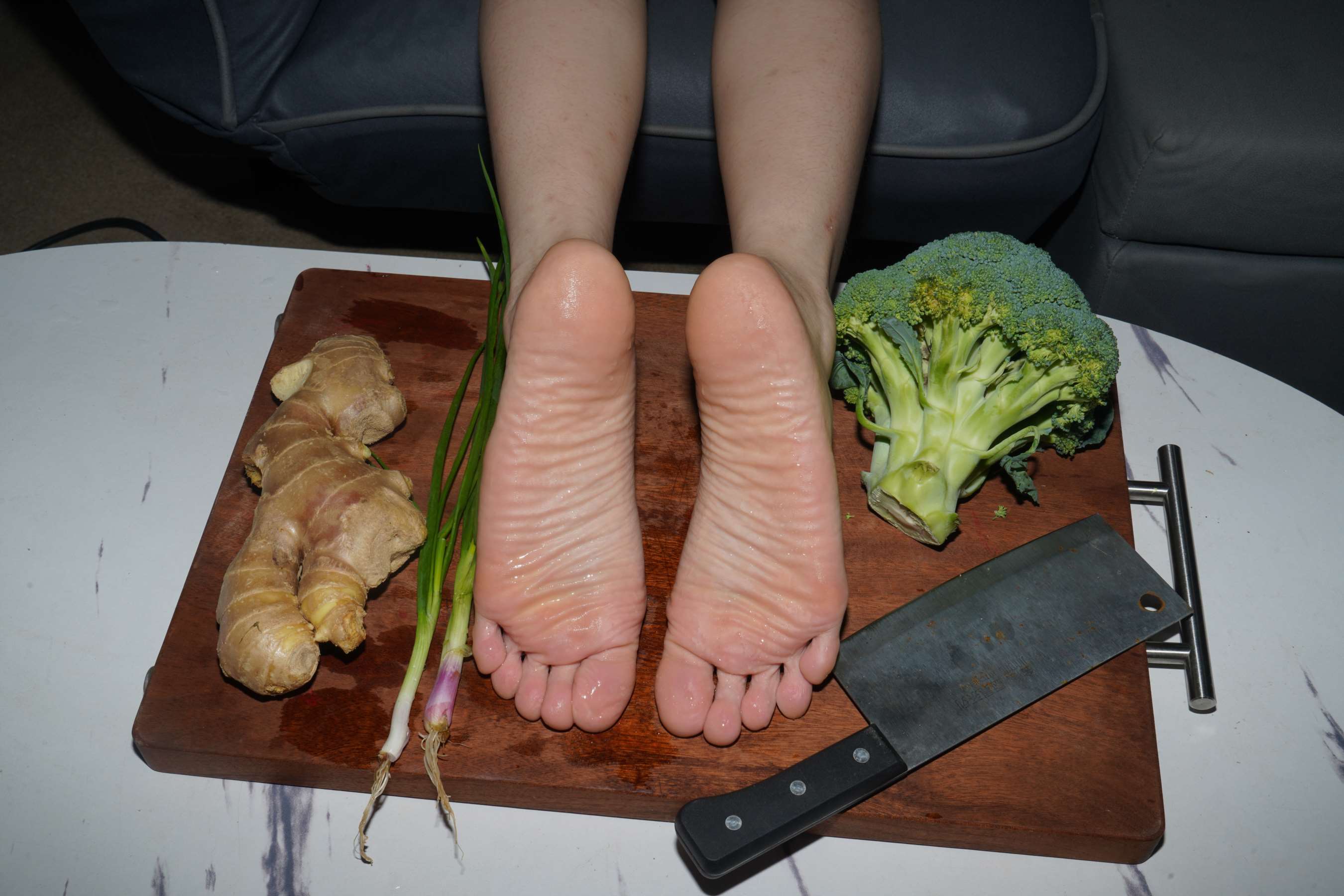 《嘉琪脚丫子与美食同框》作品图