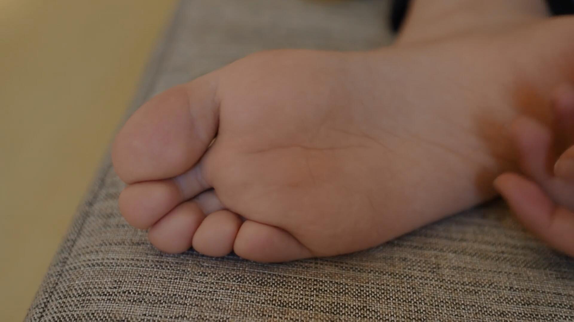 《[视频]少女长靴の黄棉袜脚》作品图