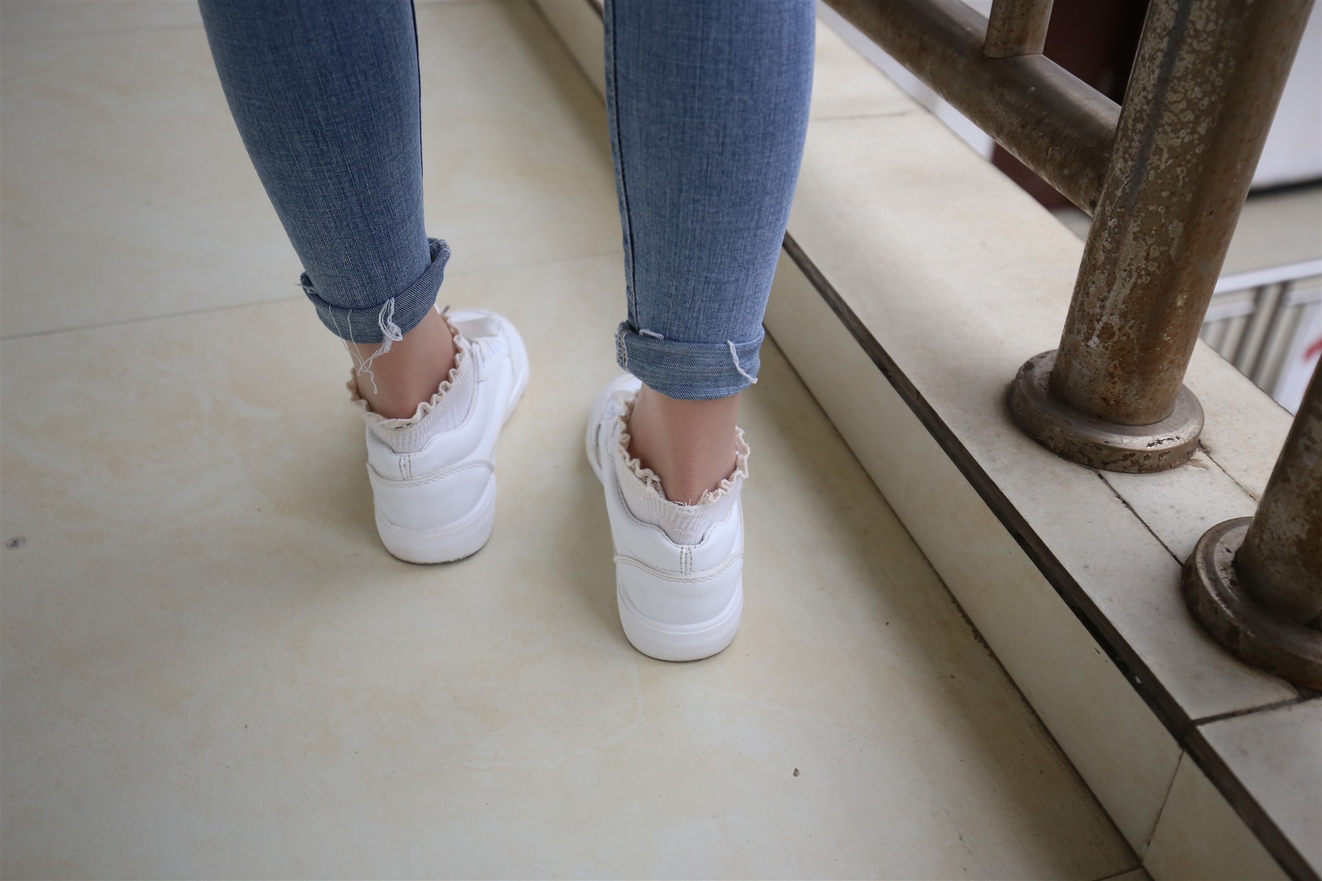 《牛仔装の板鞋丝袜脚丫+视频一部》作品图