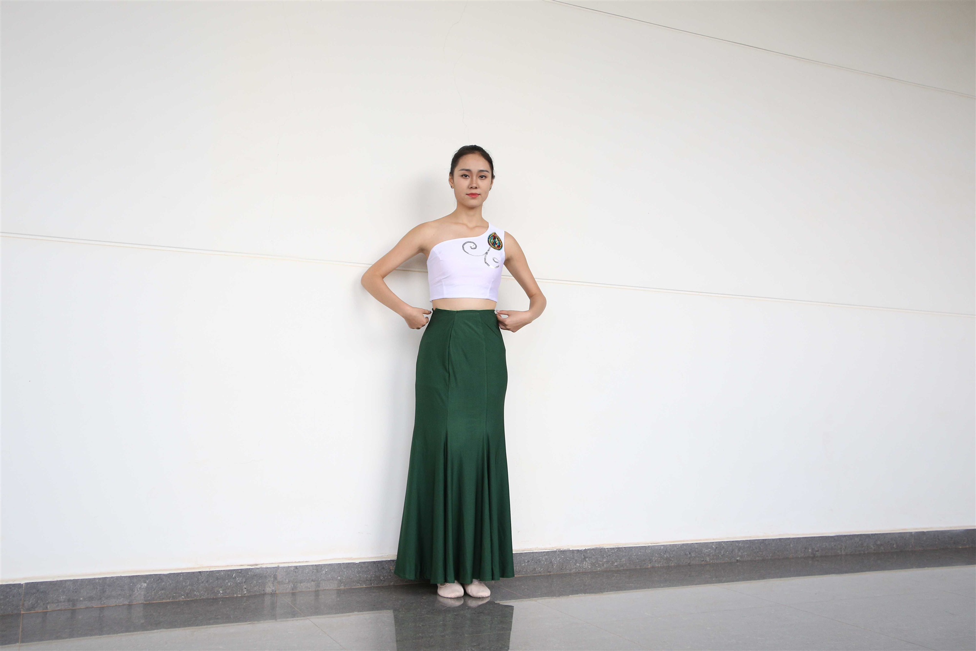 《绿裙舞蹈女生+视频一部》作品图