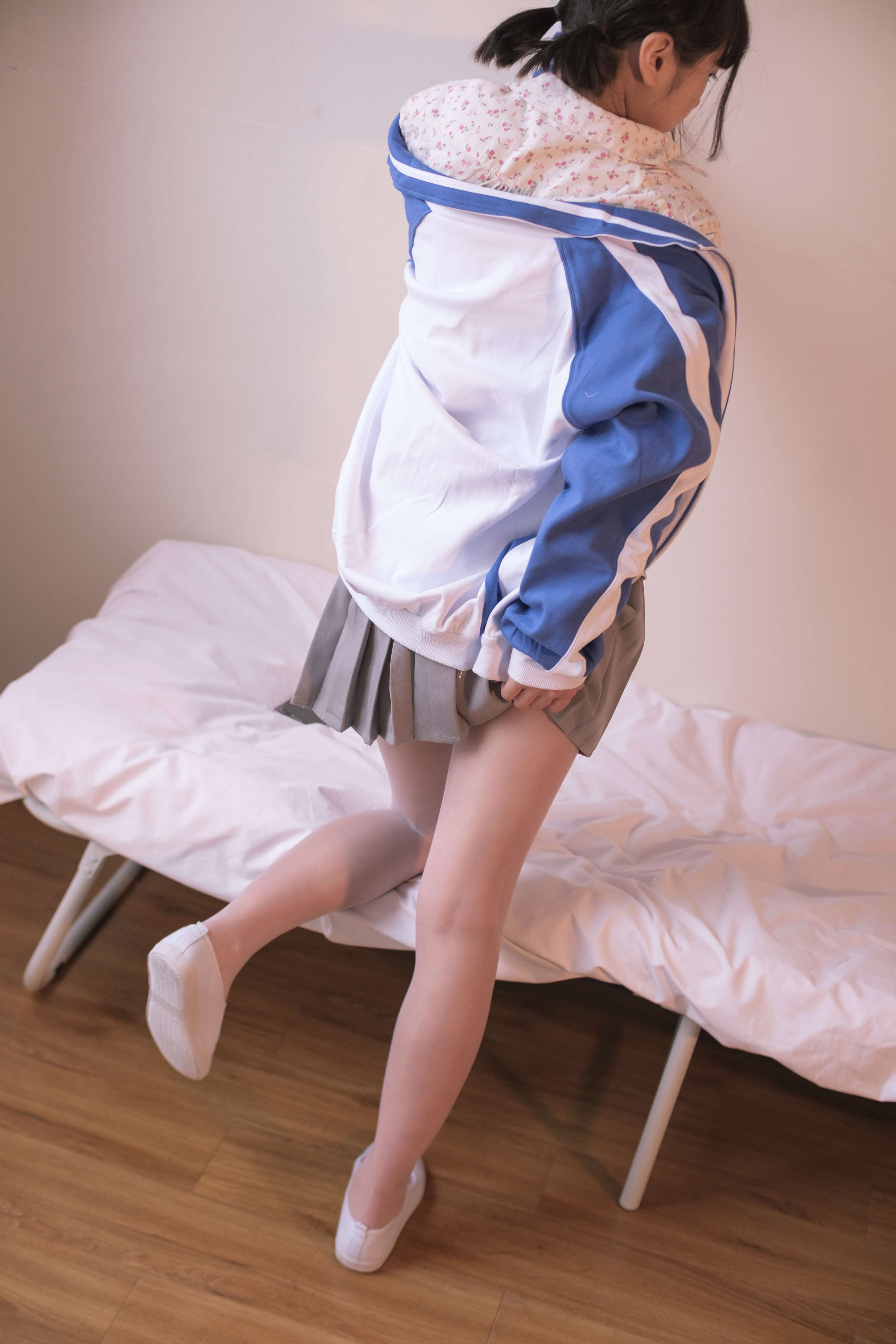 《少女校服白丝袜脚丫+视频1个》作品图