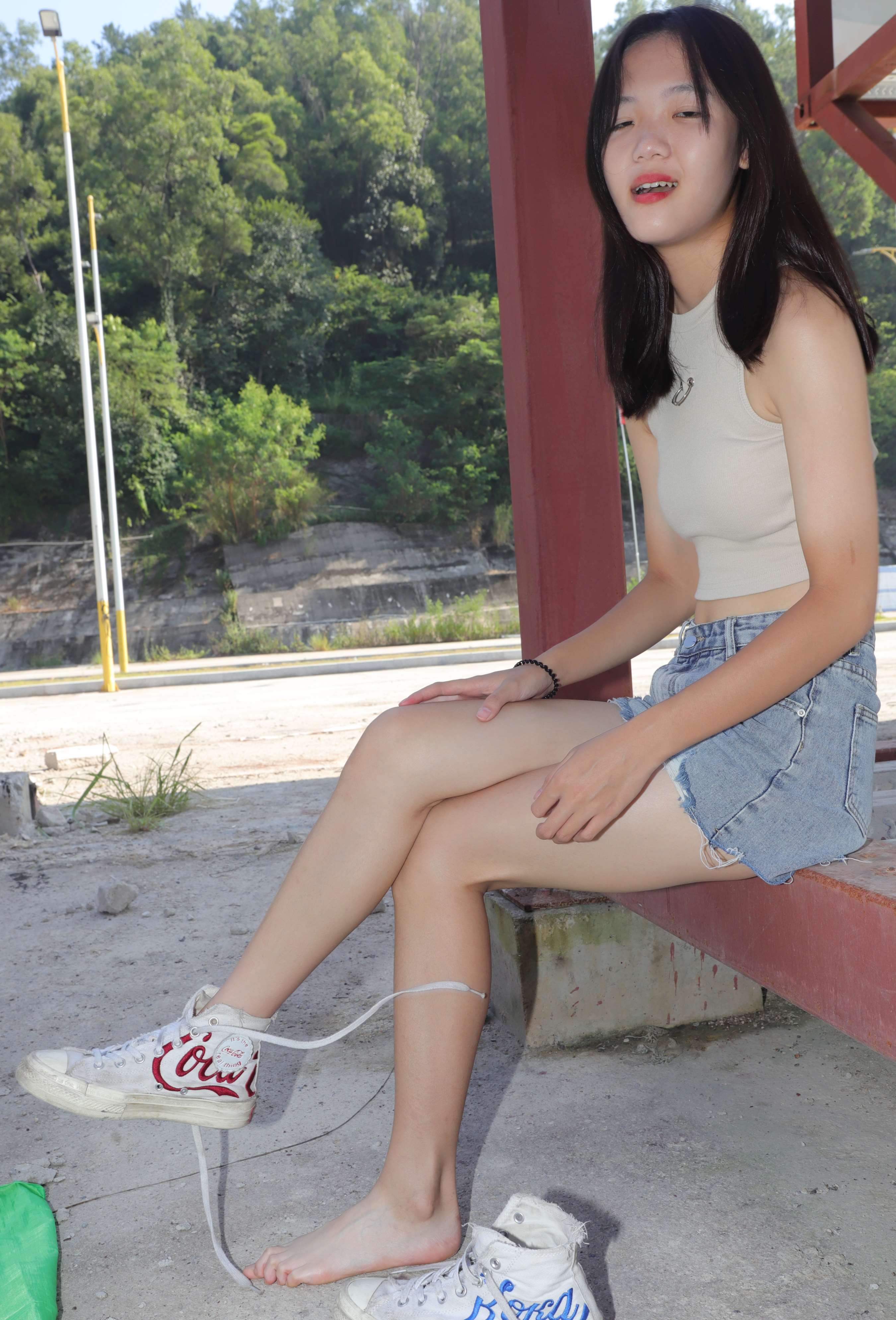 《思思小师妹赤脚踩脏脚底给你看》作品图