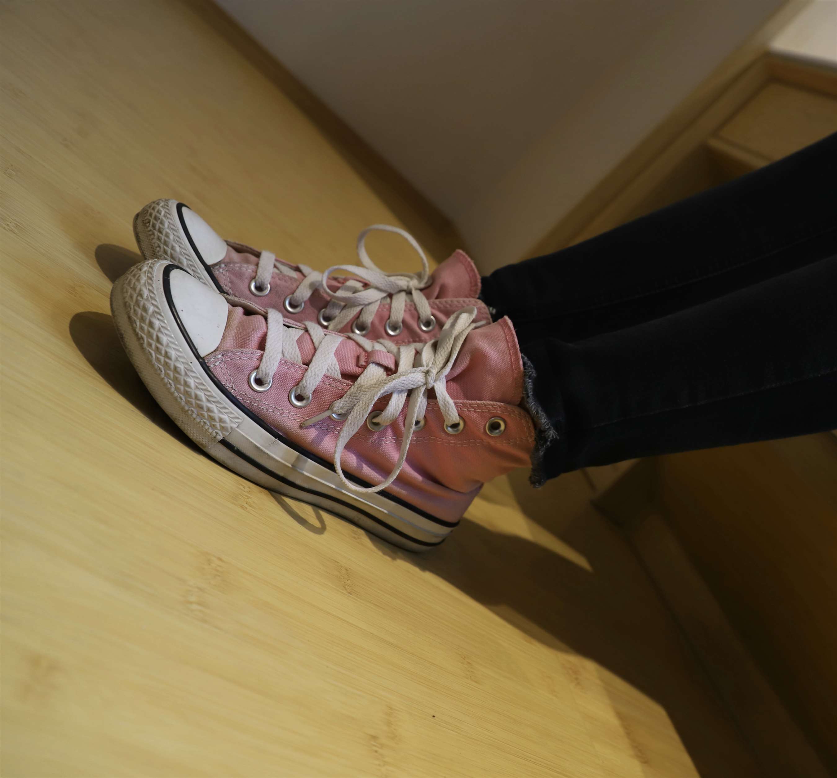 《帆布鞋の白棉袜脚》作品图